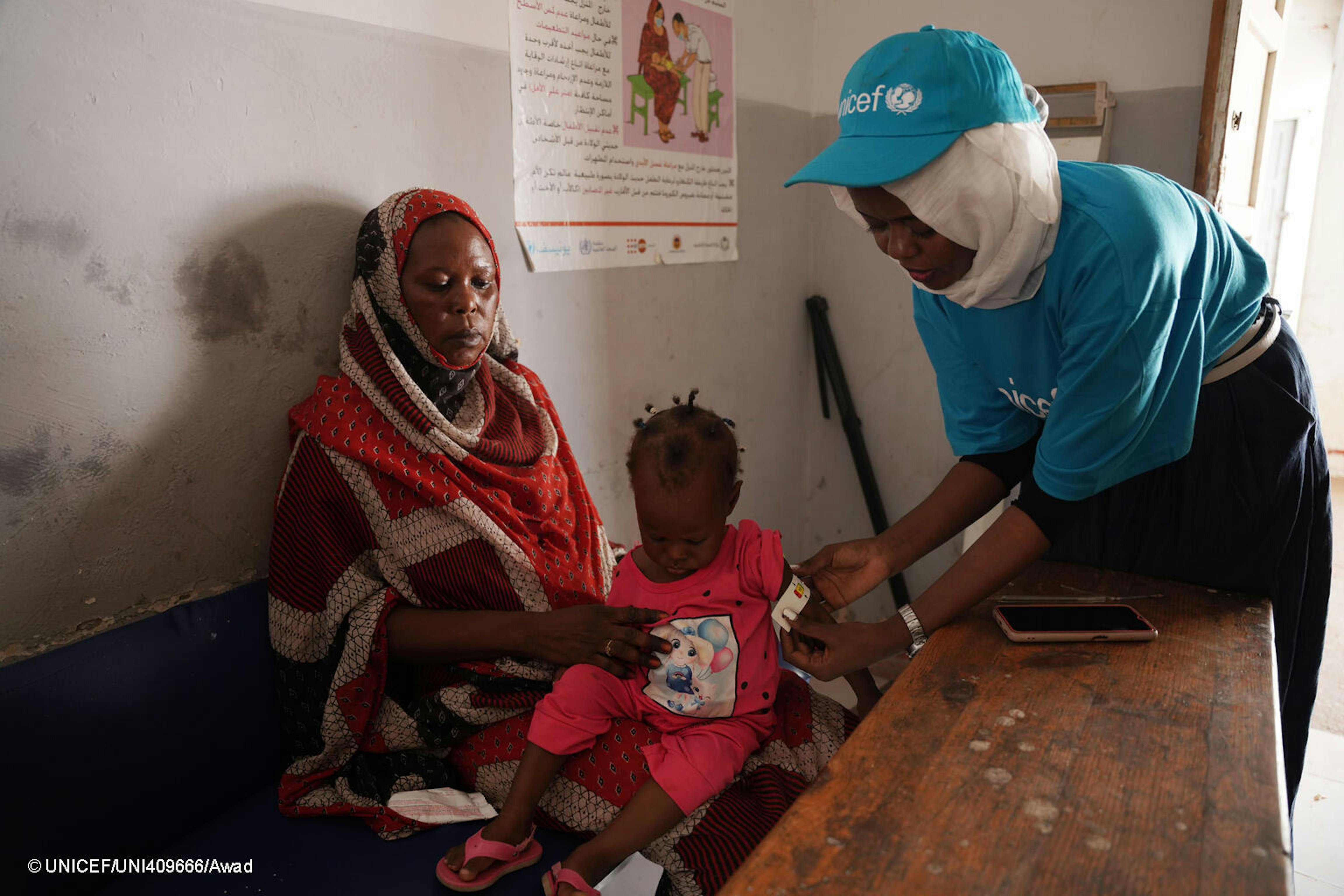 Il 4 luglio, Mona, una bambina di 16 mesi, viene sottoposta a screening per malnutrizione dal responsabile della nutrizione dell'UNICEF Yousra Mohammed, Hanan presso il centro sanitario Al-Dabbaghah nello stato di Gezira. La sua famiglia è stata sfollata da Khartoum.