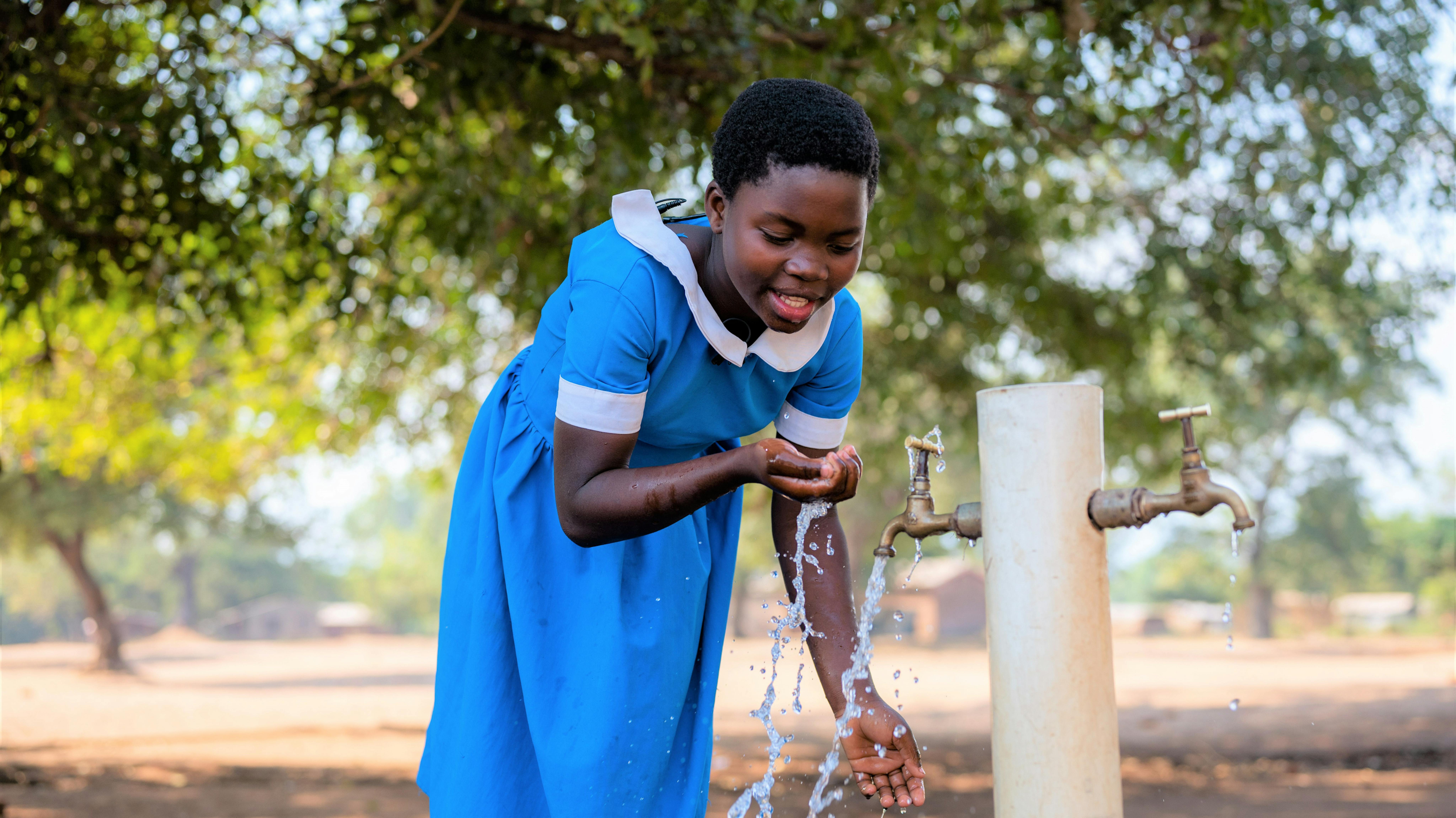 Malawi - Noriah Kanyama beve l'acqua a scuola da un rubinetto installato con il sostegno dell'UNICEF.