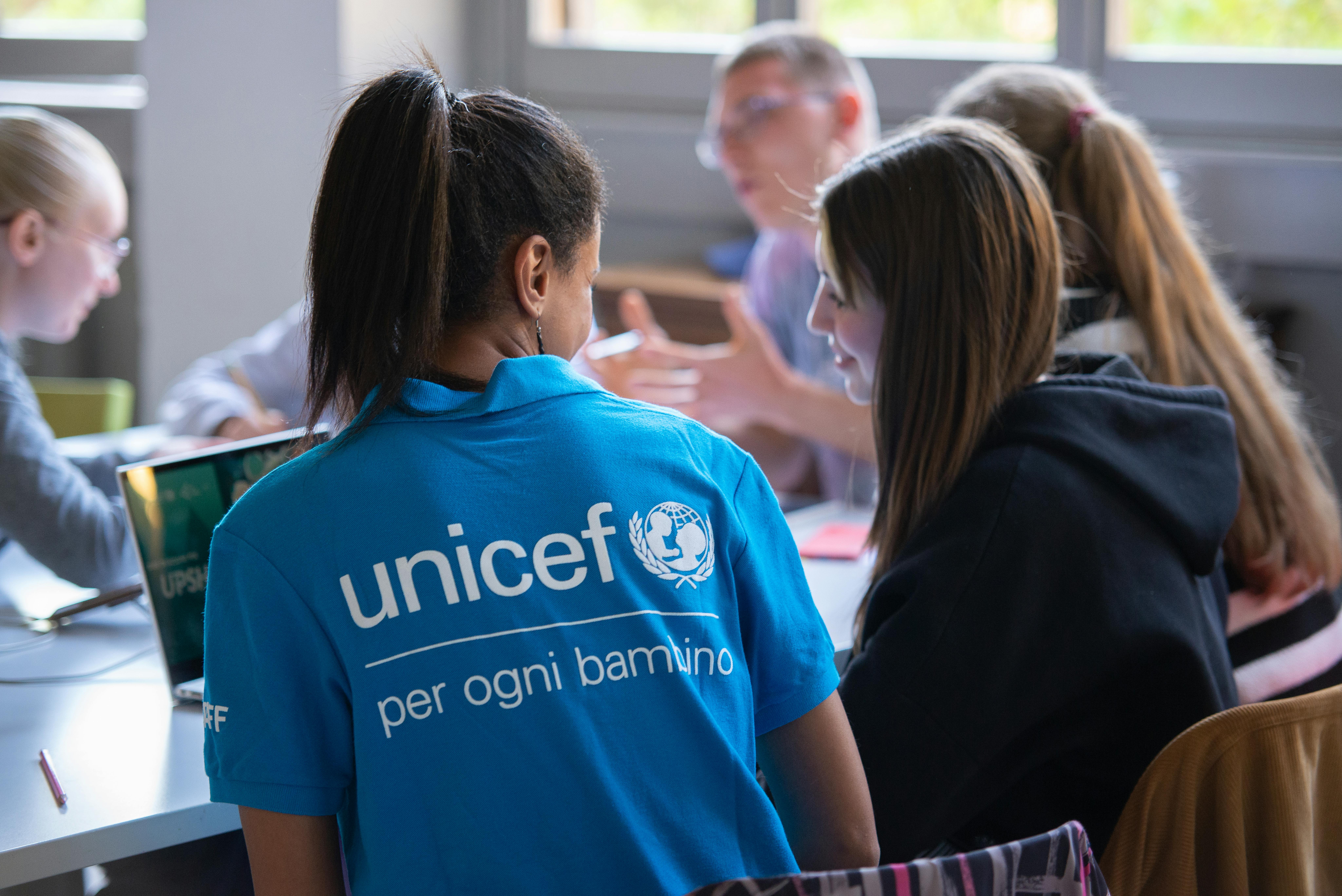 Affiancamento durante i percorsi UPSHIFT. Credit: UNICEF/Anicito/2023