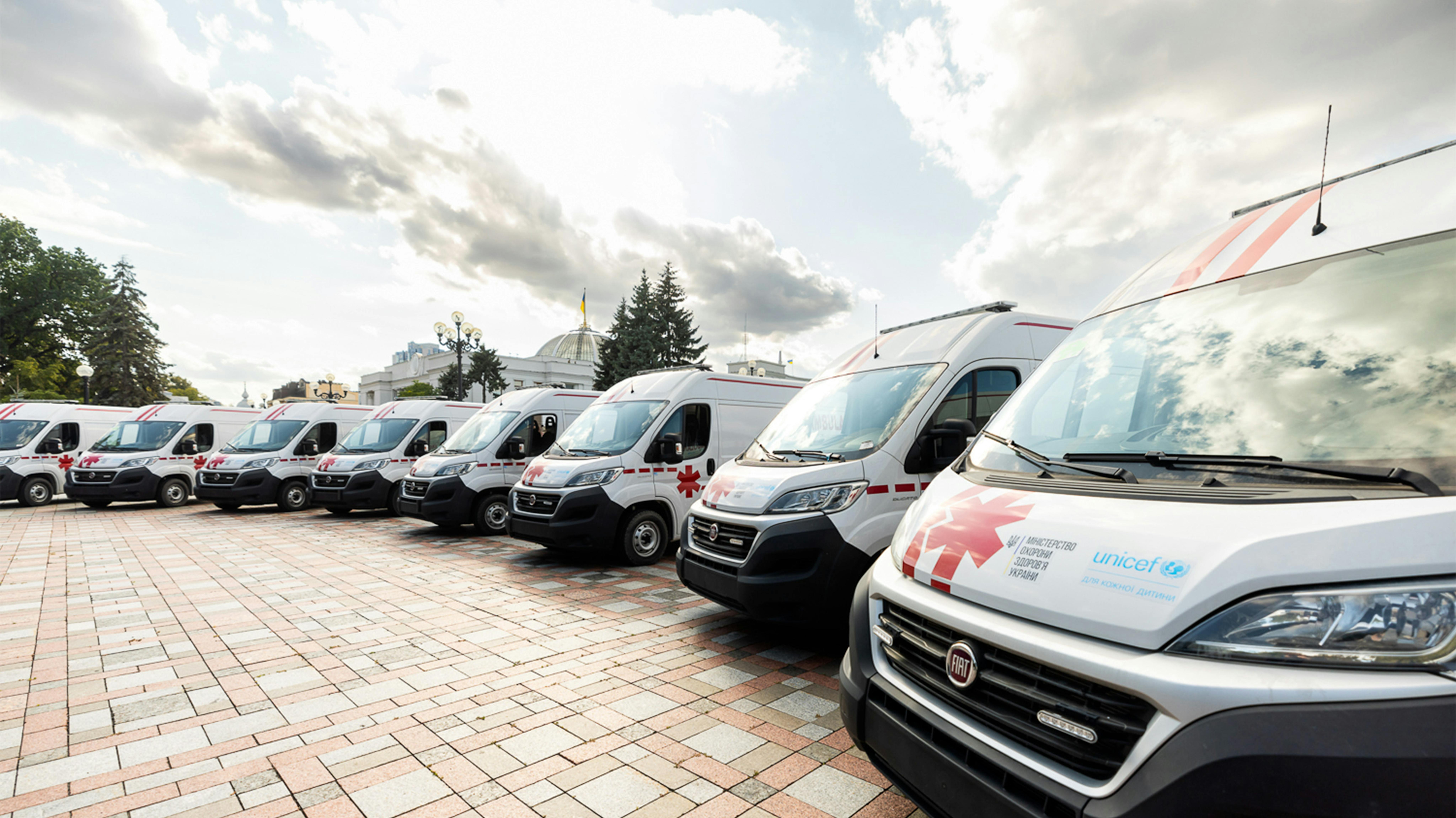 Ucraina -La consegna delle ambulanze attrezzate per il trasporto di neonati prematuri dalla delegazione UNICEF