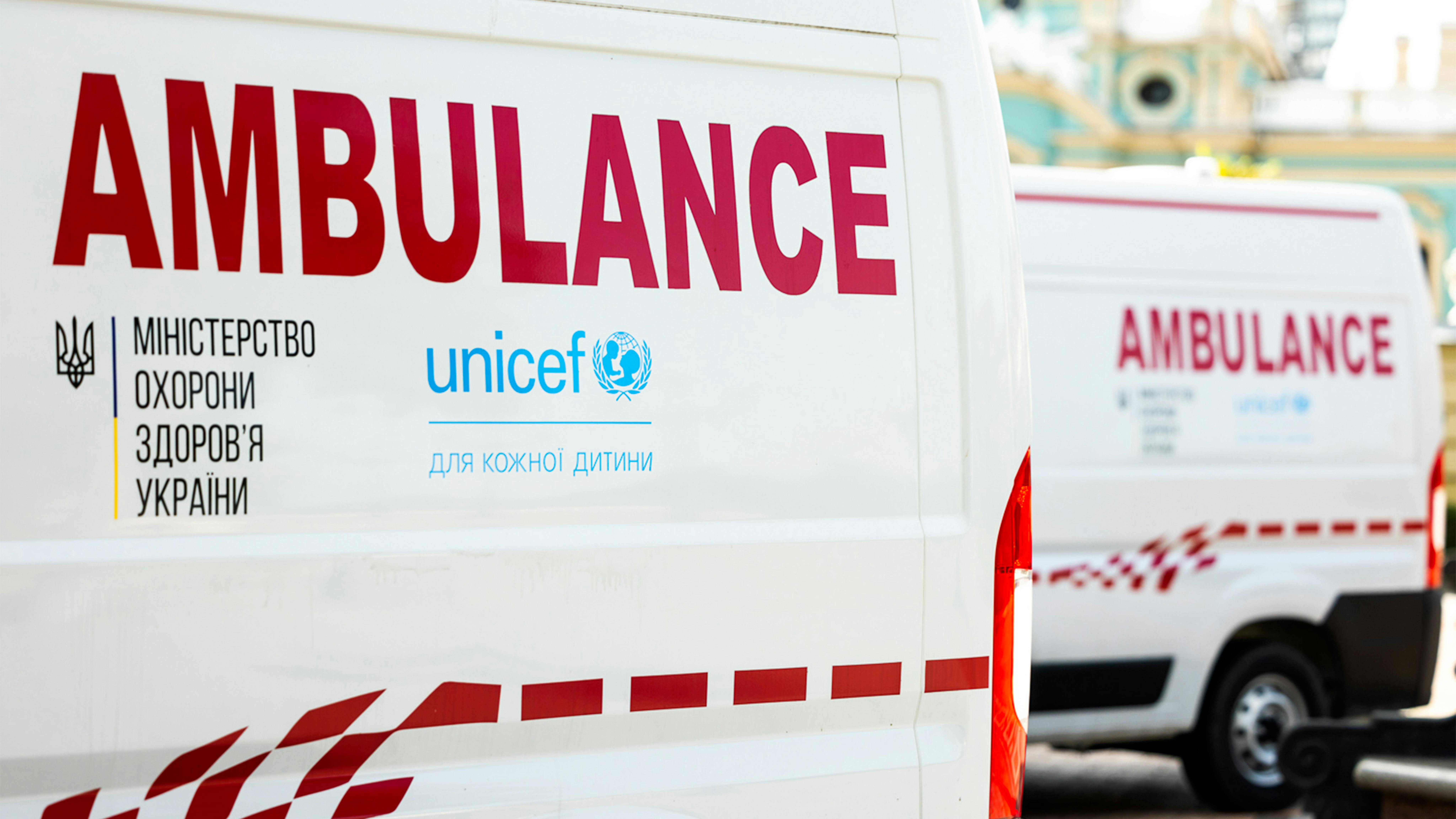 Ucraina -La consegna delle ambulanze attrezzate per il trasporto di neonati prematuri dalla delegazione UNICEF