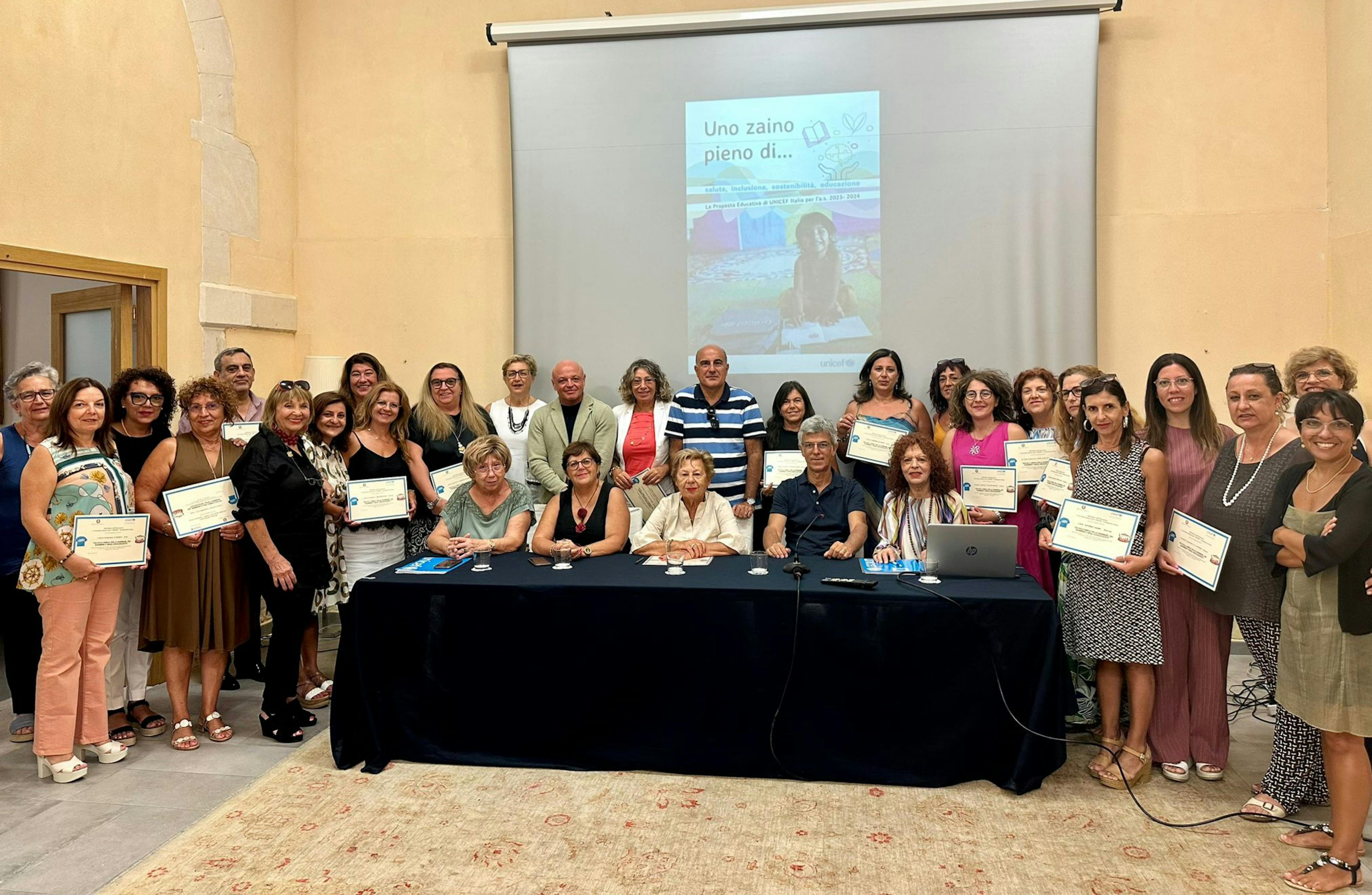 Foto di gruppo con i rappresentanti delle Scuole Amiche premiate a Siracusa. Al centro la Presidente UNICEF Carmela Pace