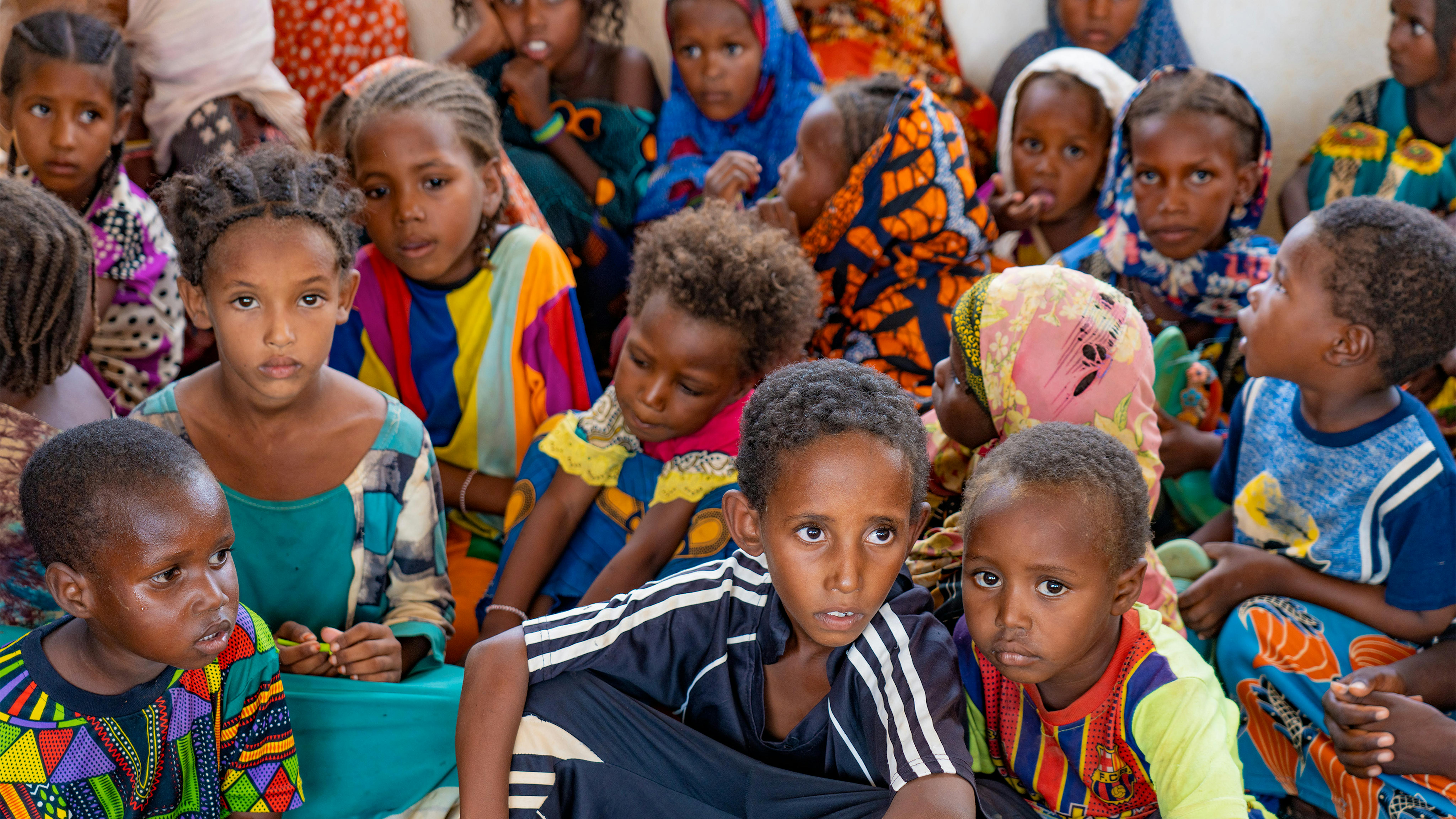 Mali - In uno spazio di apprendimento temporaneo alcuni bambin si preparano all'anno scolastico con dei crosi di recupero.