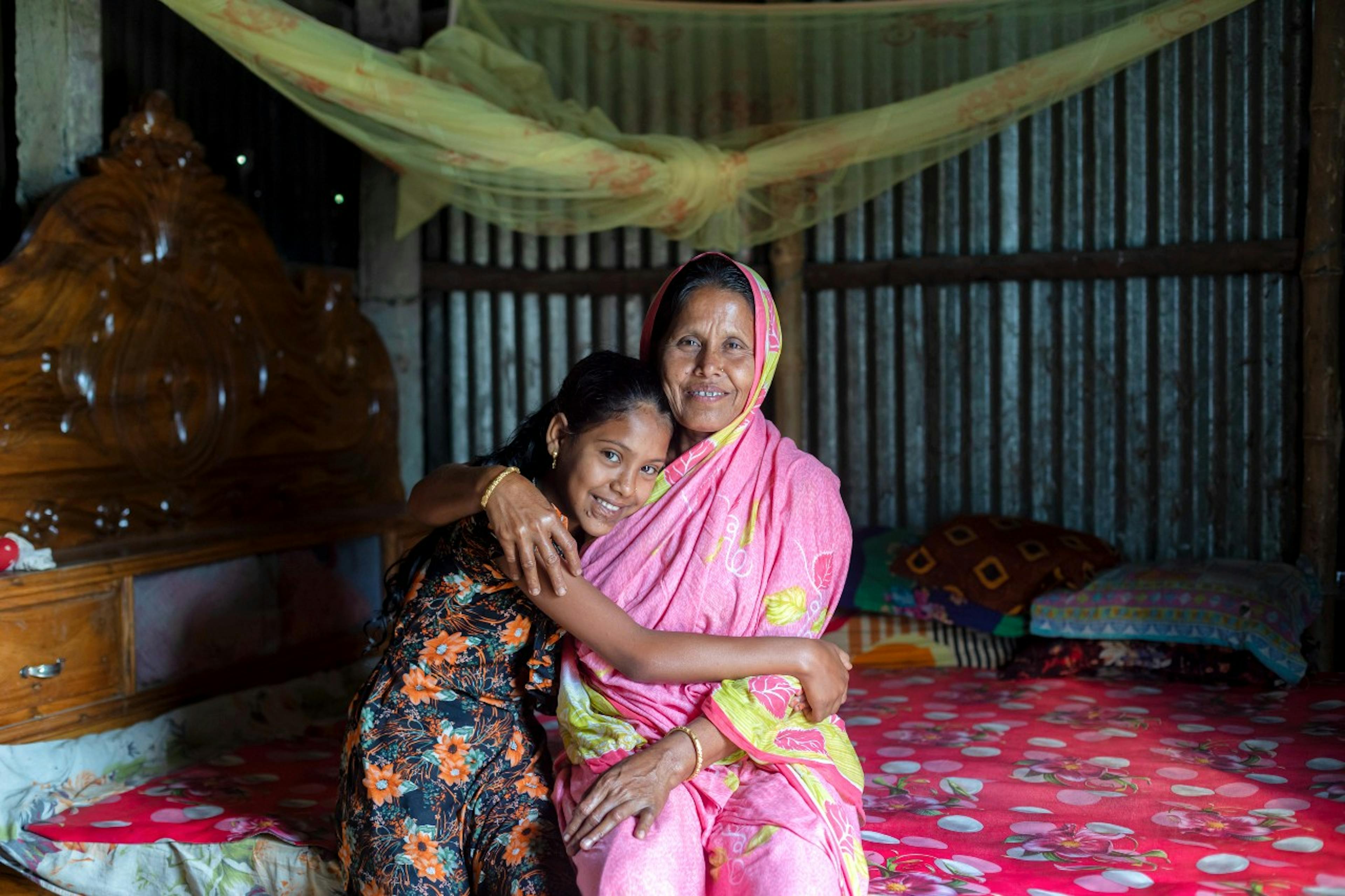 Il bel rapporto tra madre e figlia si riflette in questa foto, dove Shohana e la madre Ambia Khatun si abbracciano. Sono nella loro casa a Mymensingh, in Bangladesh