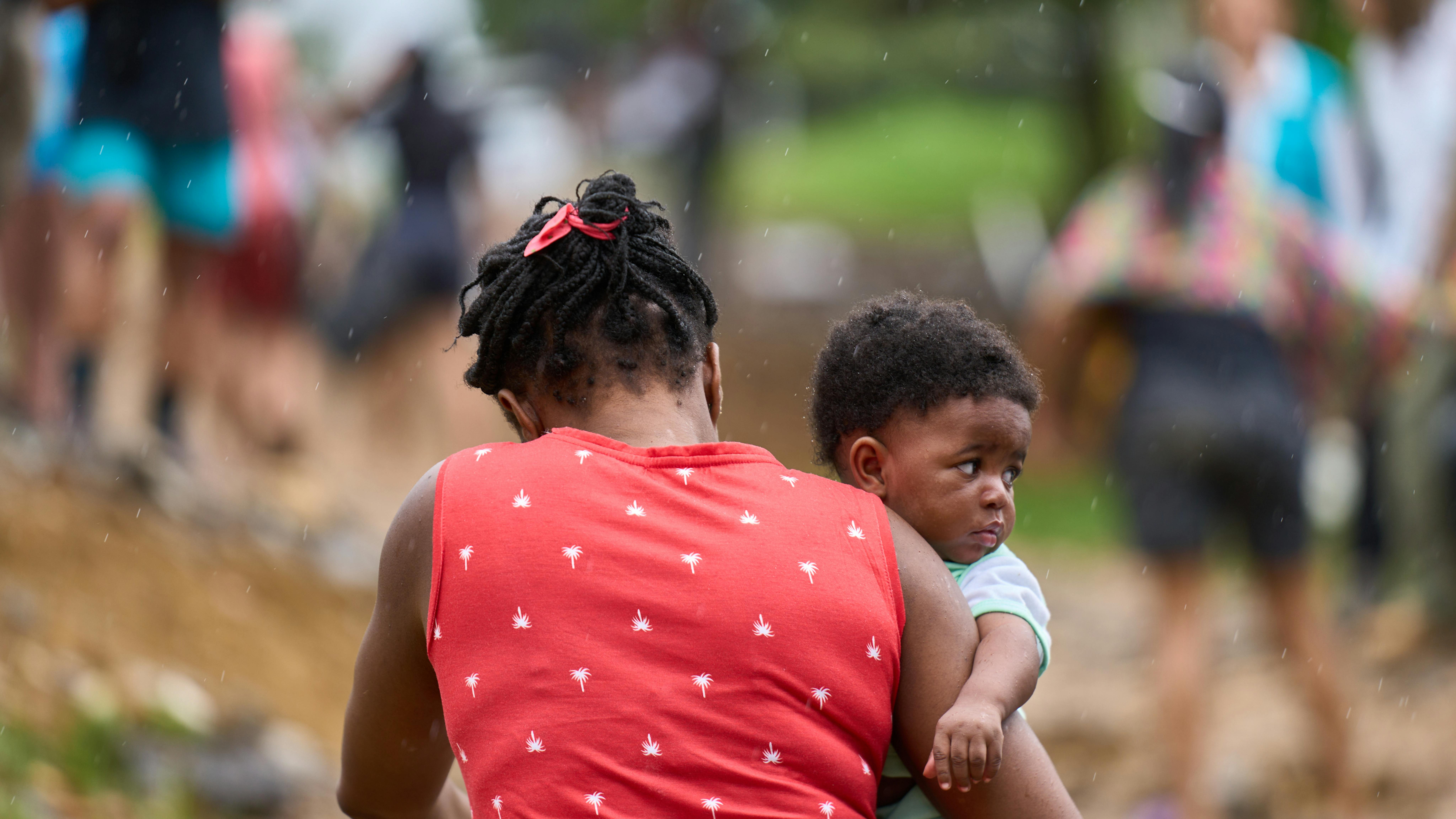 Panama - Blancas Migrant Temporary Reception Center, after crossing the Darien jungle with her husband. ​Controlla i dettagli 165 / 5.000 Risultati della traduzione Risultato di traduzione Esther, haitiana madre di due figli, arriva in piroga al Centro di accoglienza temporanea per migranti di Lajas Blancas, dopo aver attraversato la giungla del Darien con suo marito.