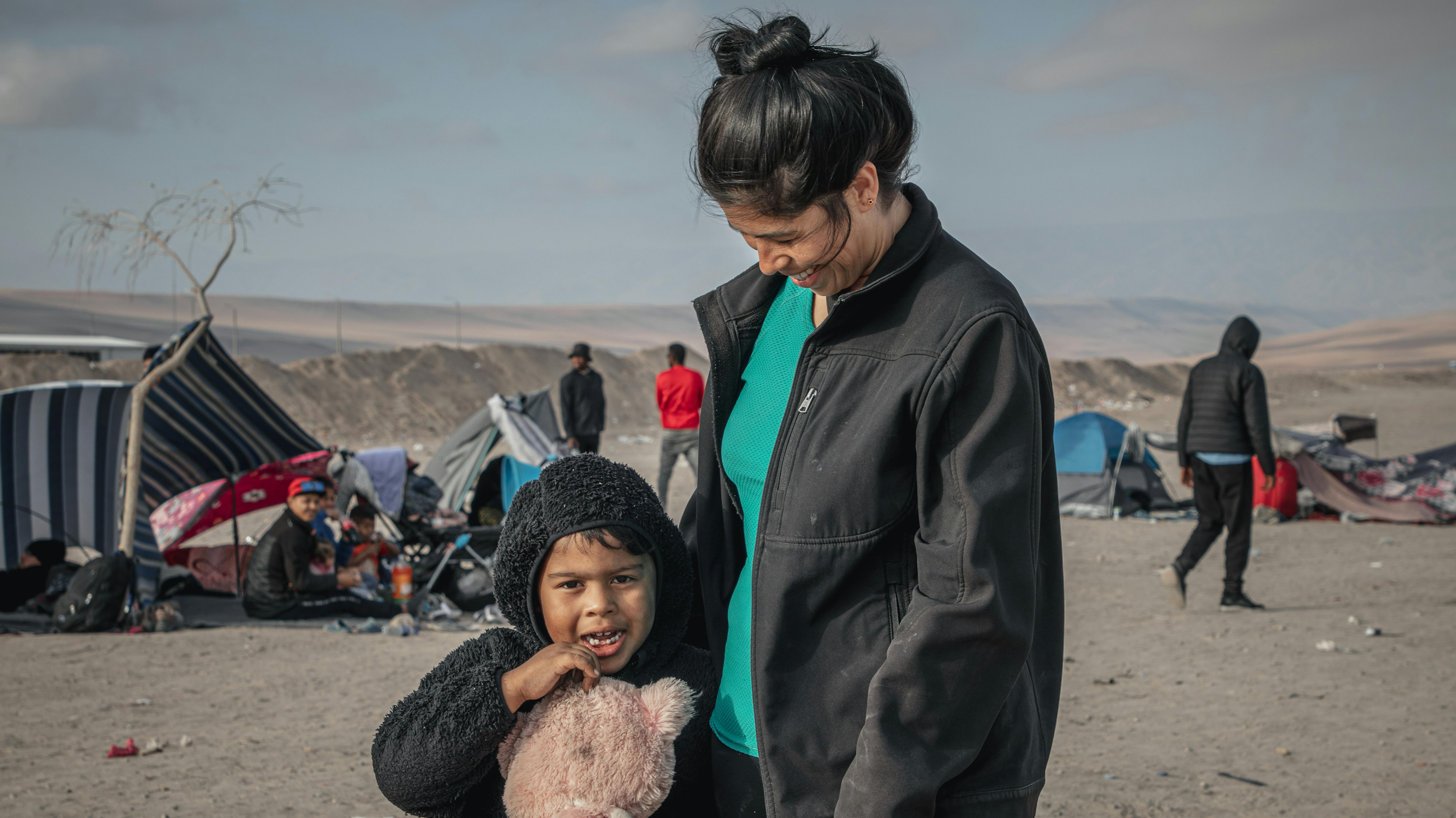 Centinaia di migranti, la maggior parte venezuelani, si trovano alla frontiera tra Cile e Perù, impossibilitati a proseguire il viaggio perché privi di documentazione che consenta loro di entrare e transitare attraverso il Perù.