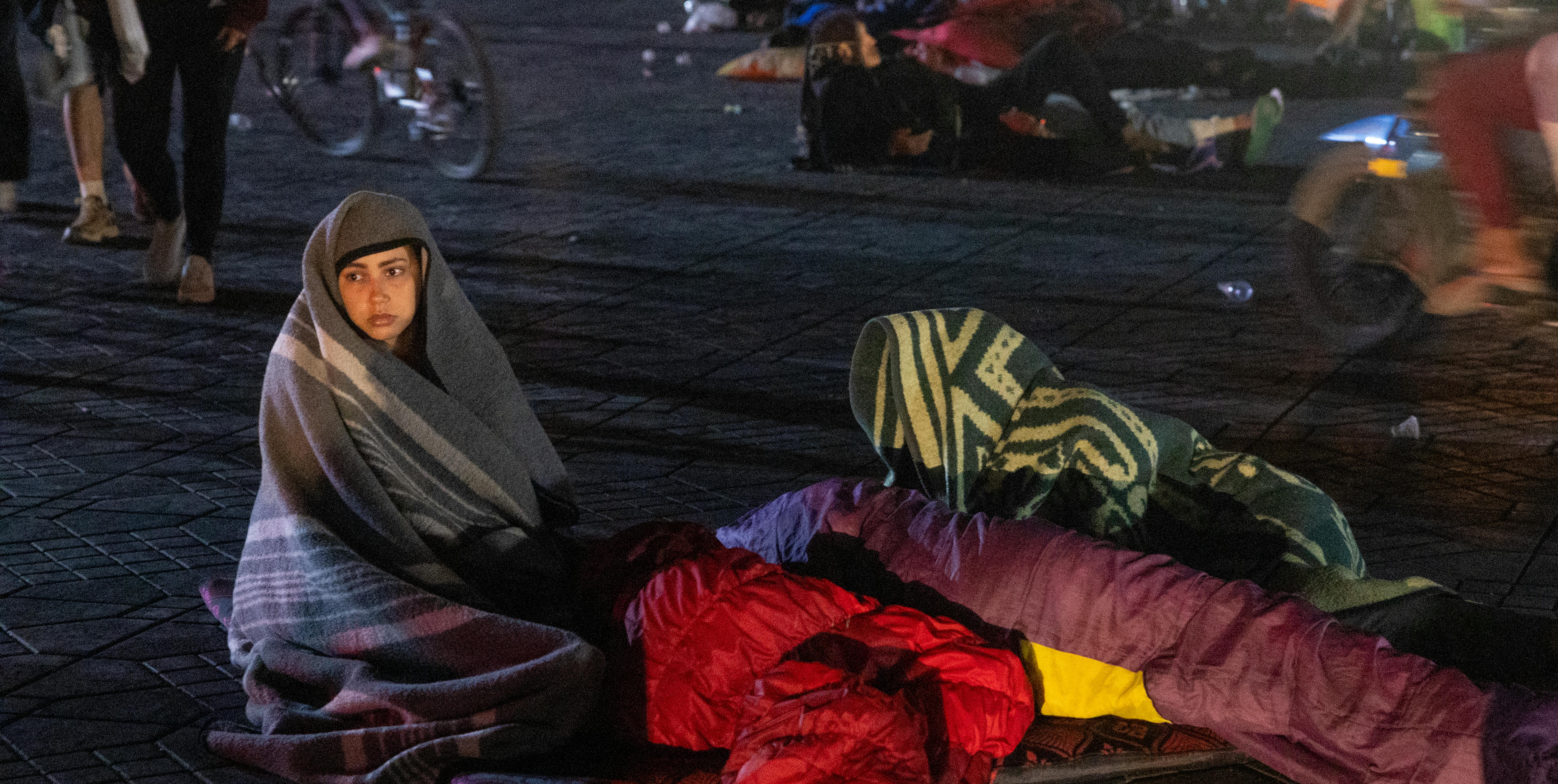Residenti accampati in piazza, a Marrakesh, in seguito della scossa di terremoto di magnitudo 6,8 del 9 settembre 2023. Quasi 300 persone sono state uccise, secondo un conteggio preliminare del Governo, i residenti di Marrakesh hanno riferito urla 