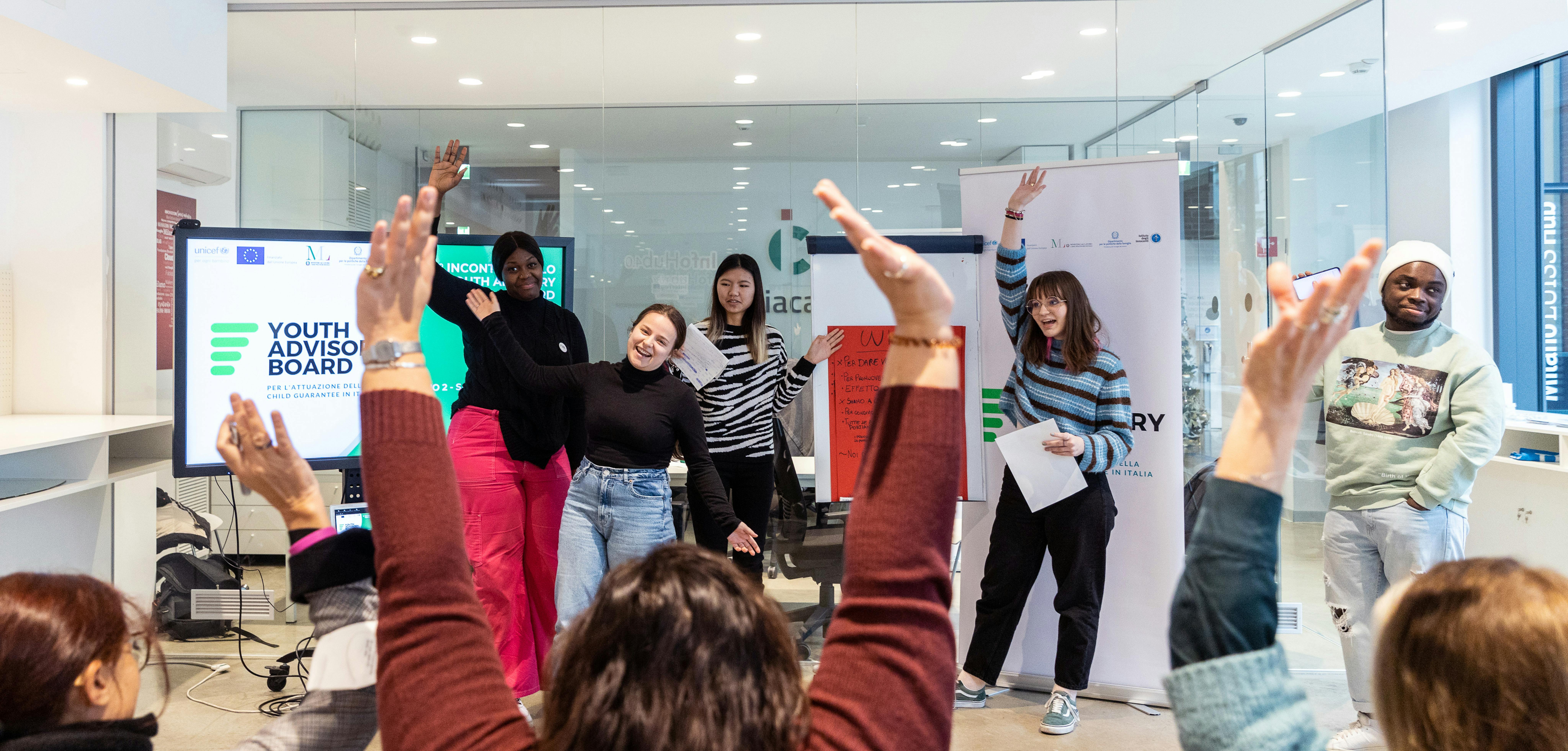 Milano, terzo incontro dello YOUTH ADVISORY BOARD: uno dei gruppi di lavoro è guidato Elisa Cremona, che sta tenendo una presentazione sulle idee e le competenze espressive per presentarle