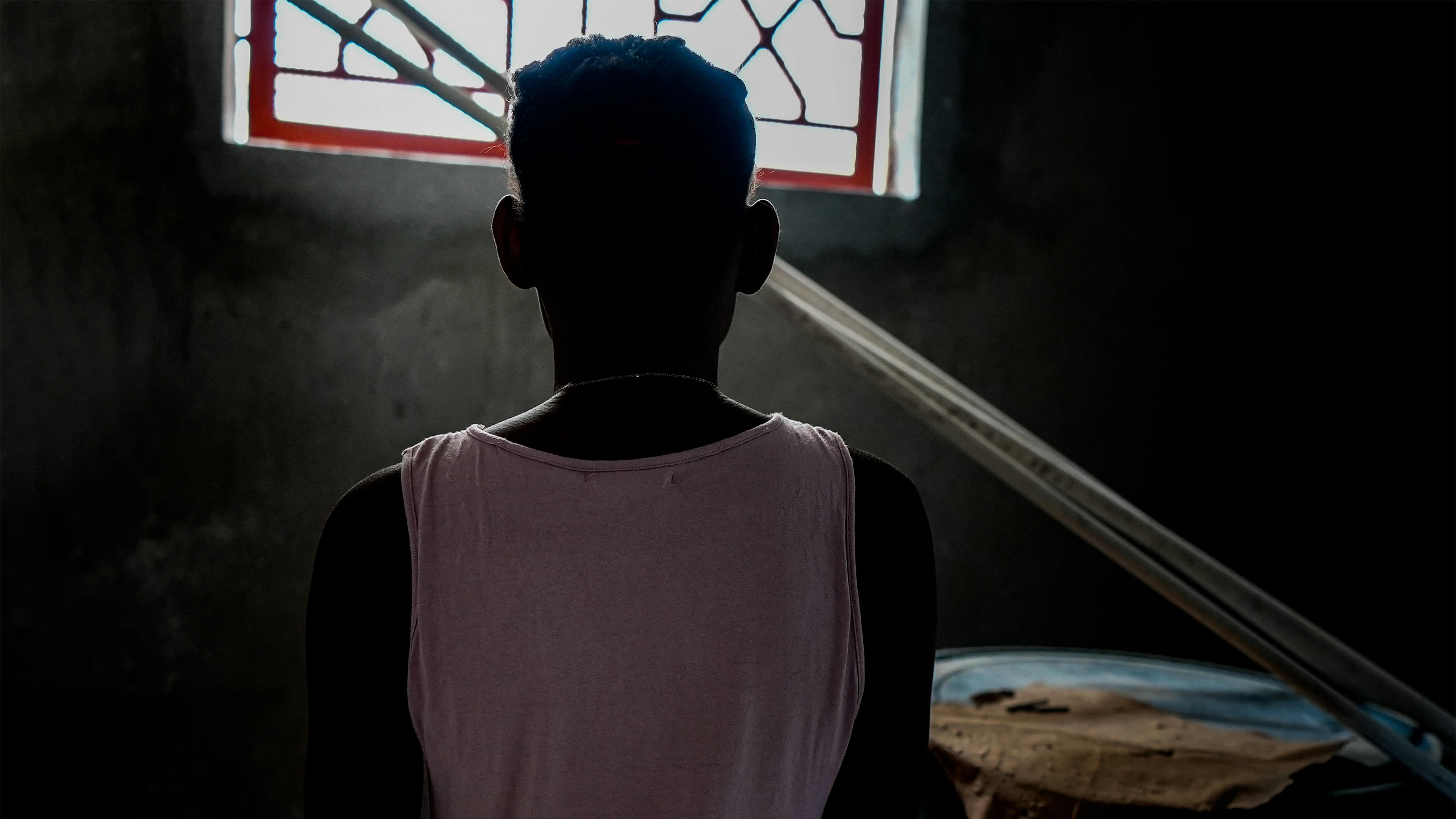 Haiti Taina (nome di fantasia), una ragazza di 15 anni, è stata vittima di violenza di genere. Uomini armati hanno fatto irruzione nella casa di sua zia, l'hanno rapita e poi hanno dato fuoco alla sua casa.