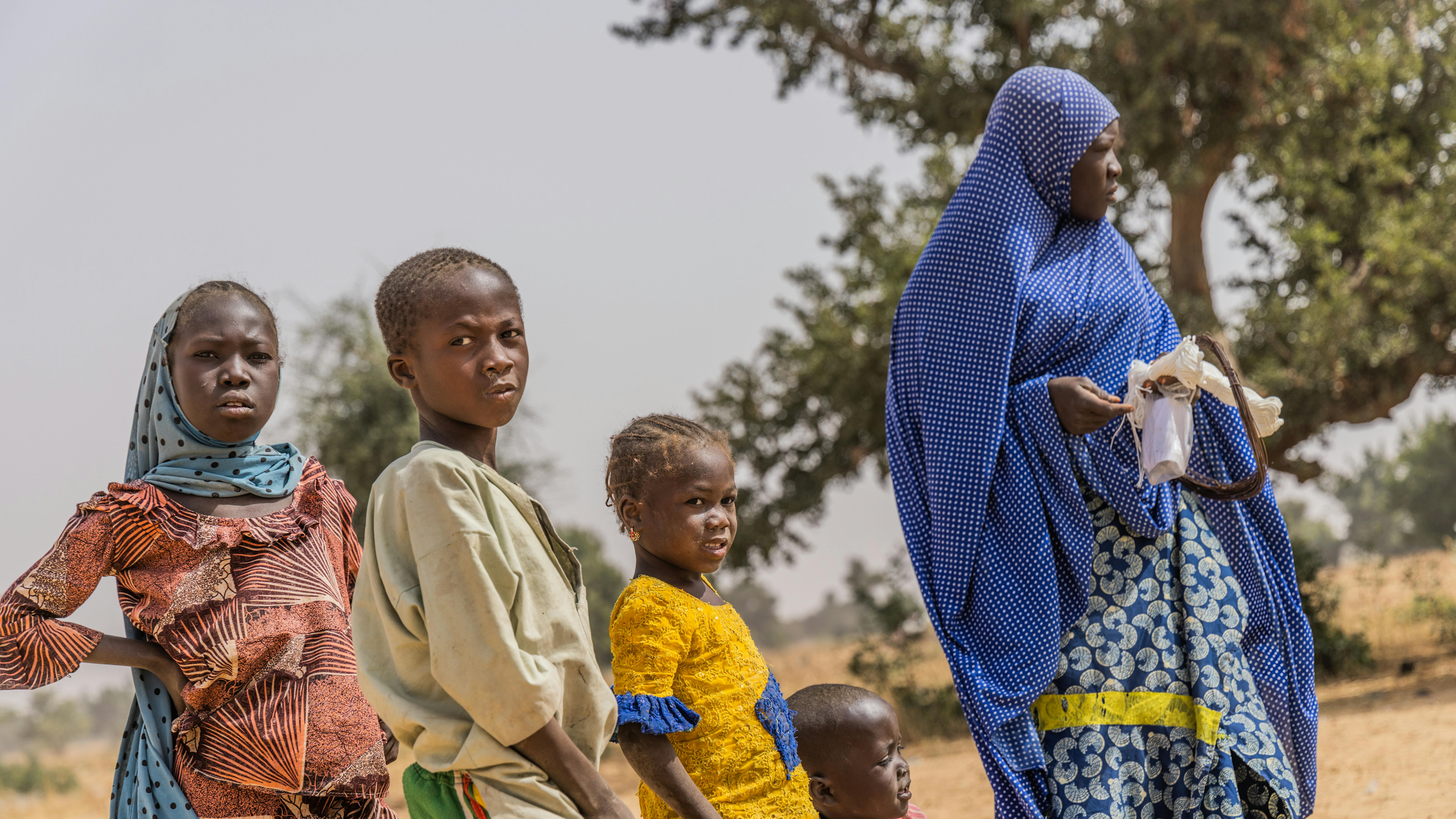 Niger - Una madre e suo figlio hanno appena ricevuto un kit di articoli non alimentari, distribuito dall'UNICEF
