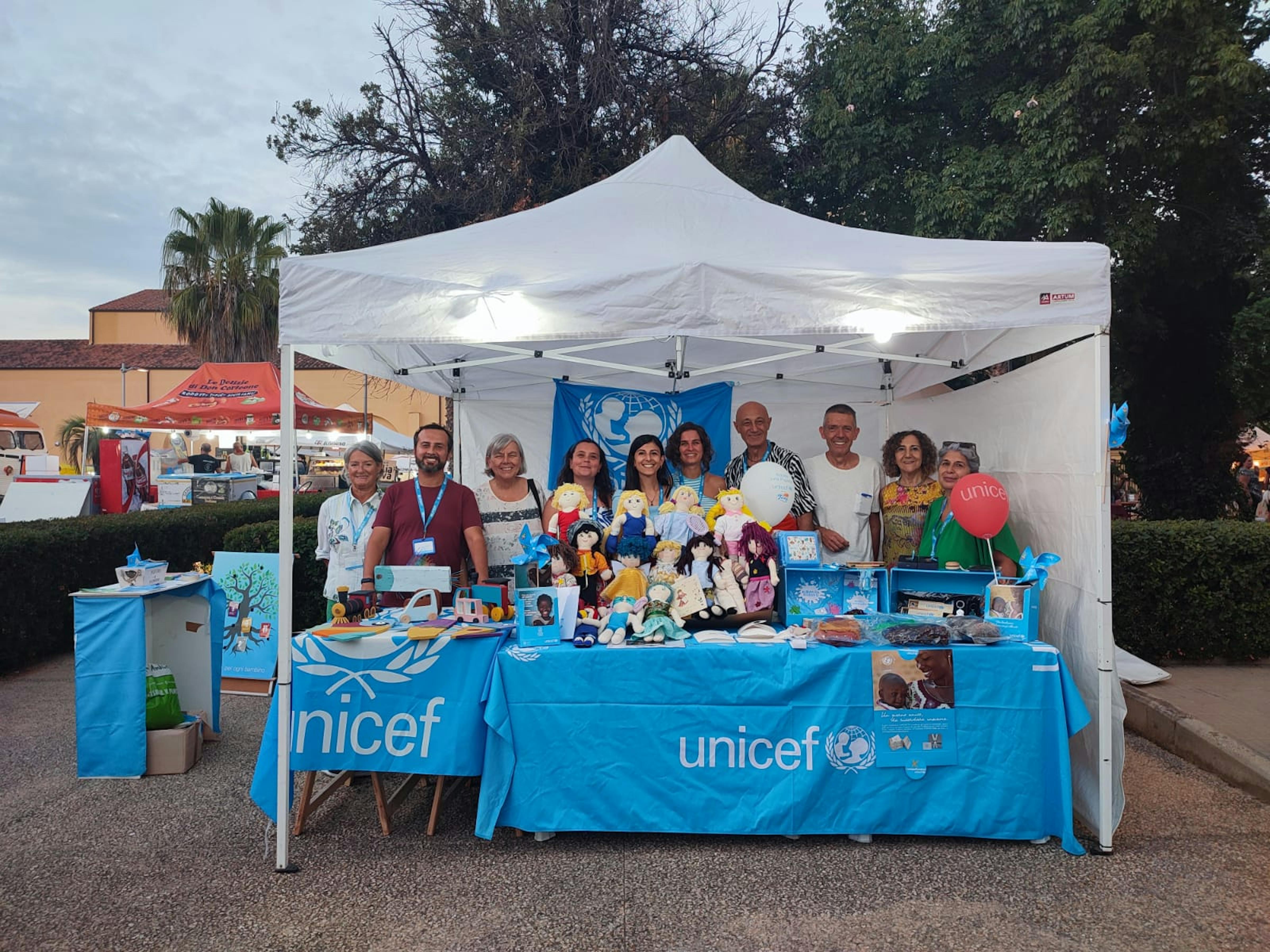 Volontari UNICEF presso lo stand