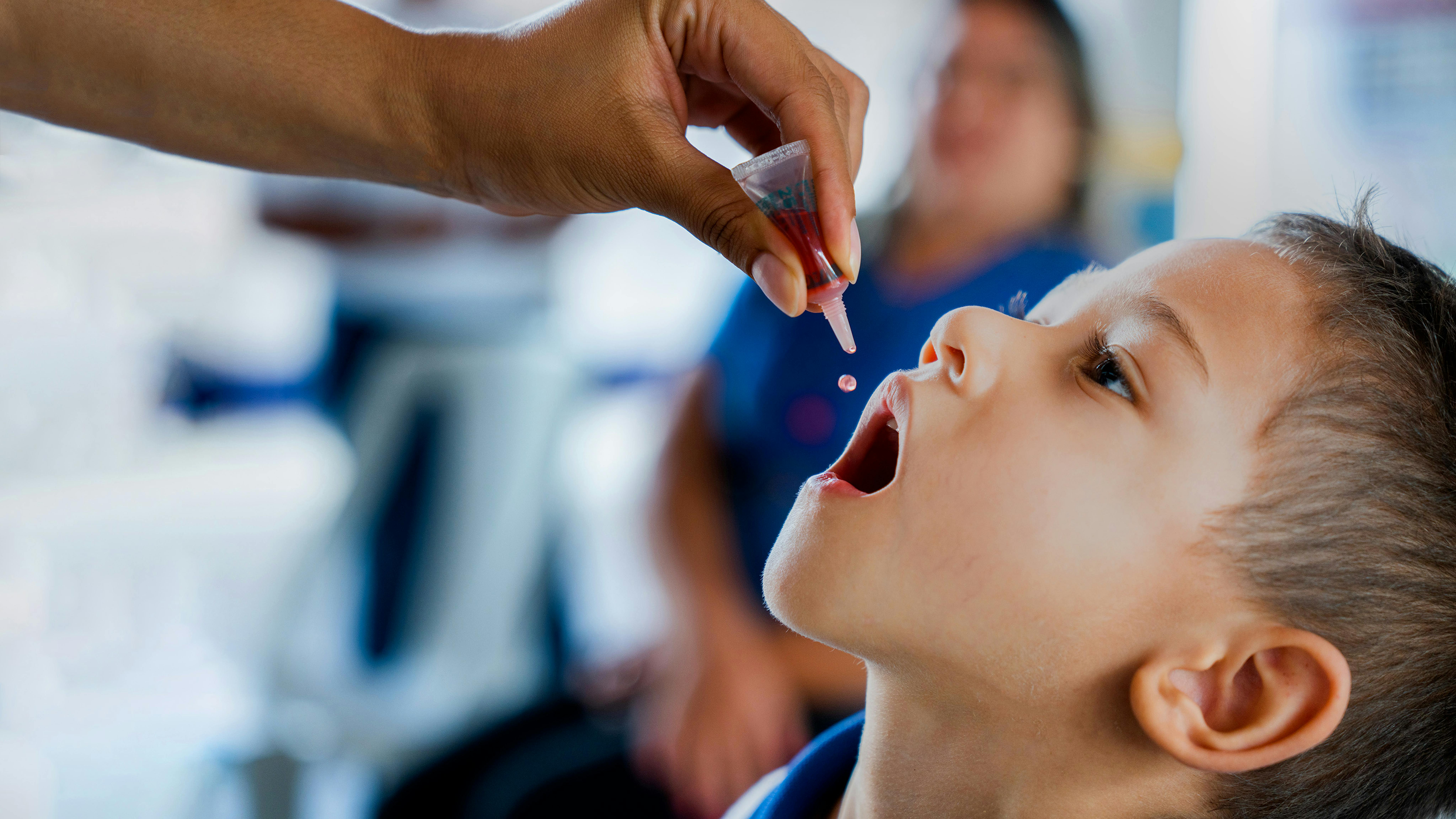 Brasile un'infermiera somministra il vaccino orale antipolio (OPV) a Samuel, 4 anni, presso il Centro di educazione della prima infanzia Rocilda Germano Arruda a Baturité,