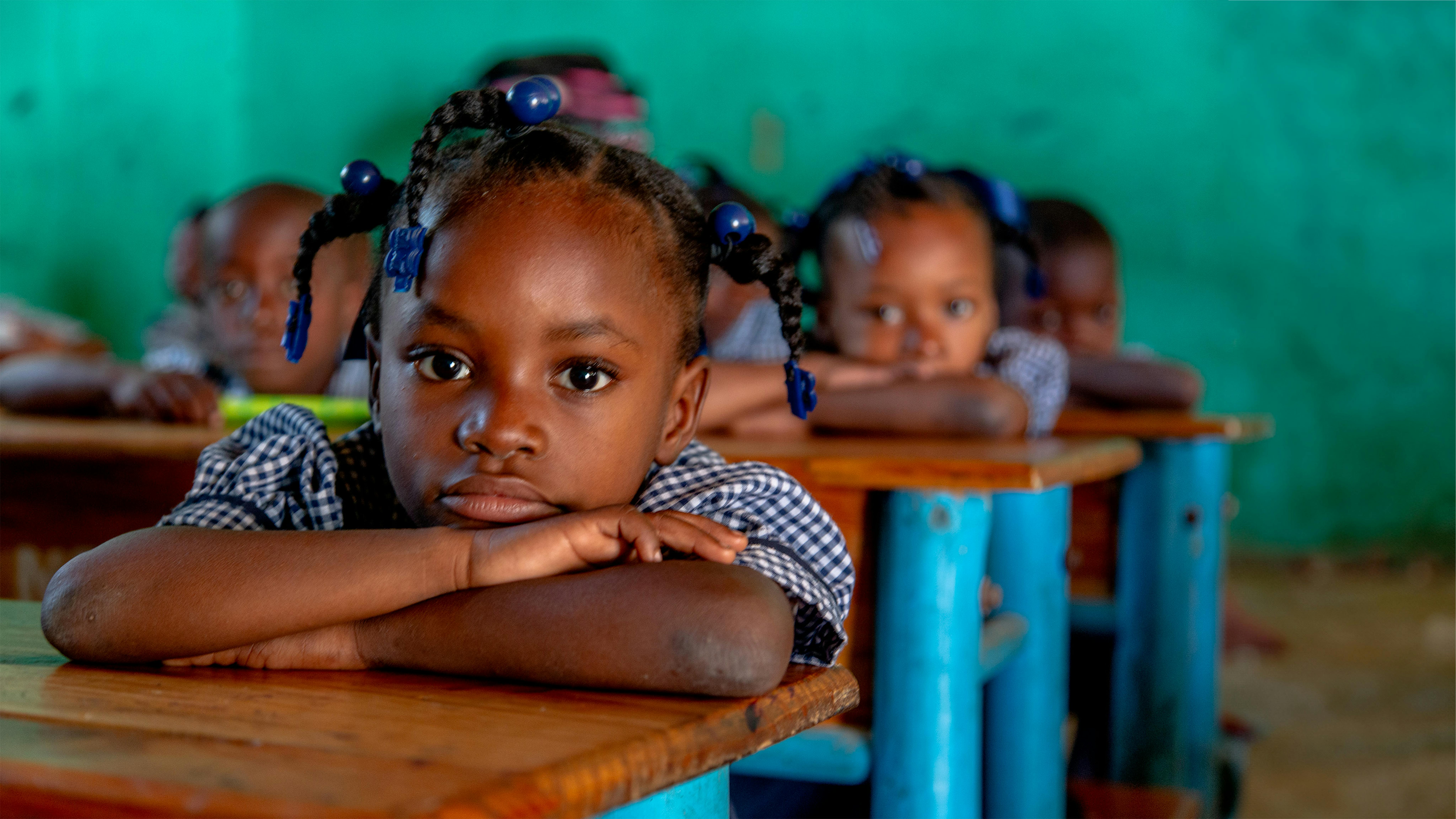 Haiti - studenti siedono in classe durante la distribuzione dei kit scolastici da parte dell'UNICEF presso la Scuola Nazionale di Dame Marie nel Dipartimento di Grand Anse