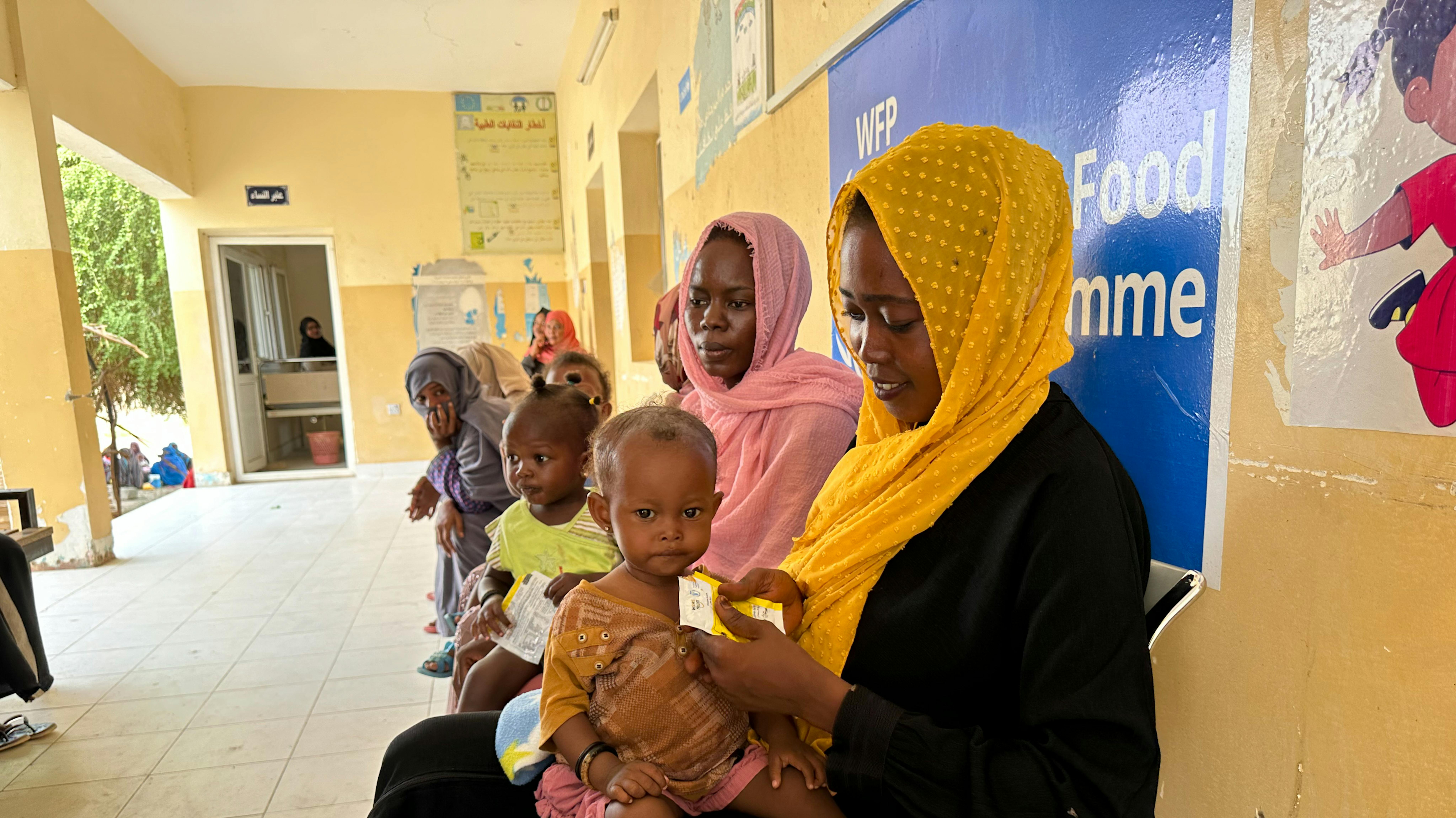 le madri nutrono i loro bambini con cibo terapeutico pronto all'uso (RUTF) presso il Centro sanitario Ahmed Gasim a Port Sudan
