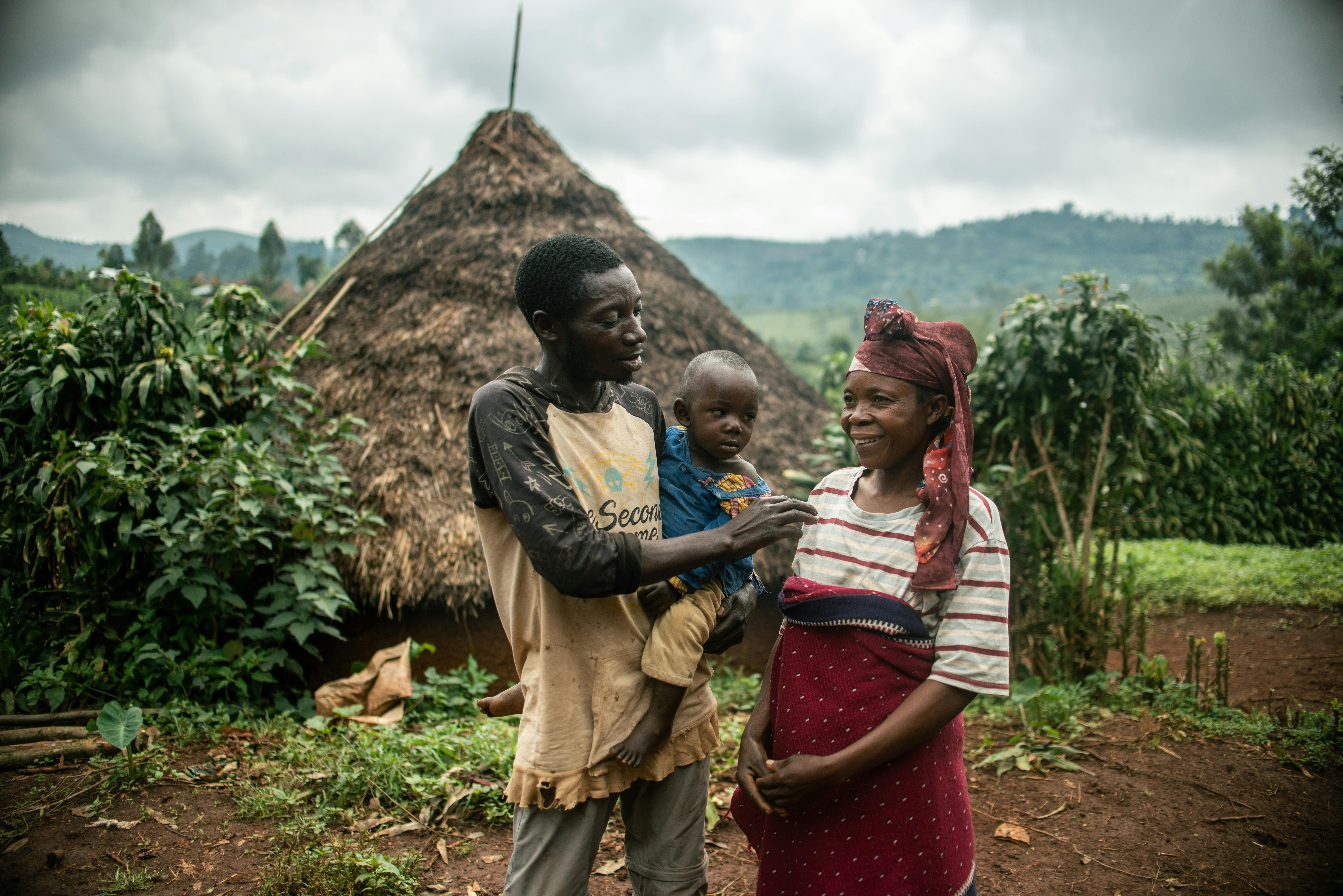 Il lavoro domestico è equamente diviso tra Antoine e Wivine, siamo nella Repubblica Democratica del Congo, a Chishozi, un villaggio nella provincia del Sud Kivu