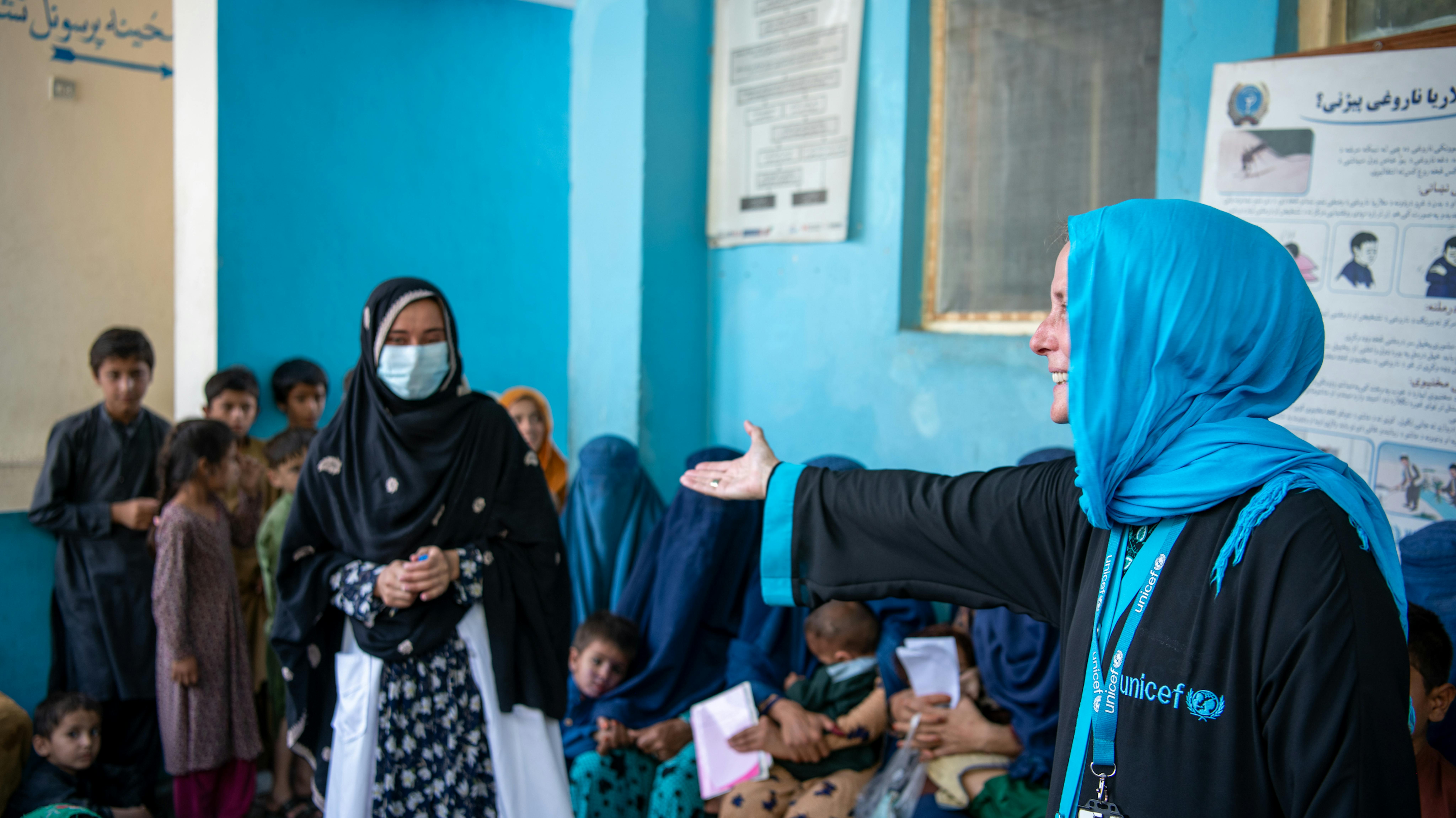 Afhanistan Melanie Galvin, responsabile della nutrizione dell'UNICEF, incontra un consulente nutrizionale e spiega l'importanza del cibo nutriente presso il centro sanitario secondario Gato Qala, distretto di Sawki, provincia di Kunar,