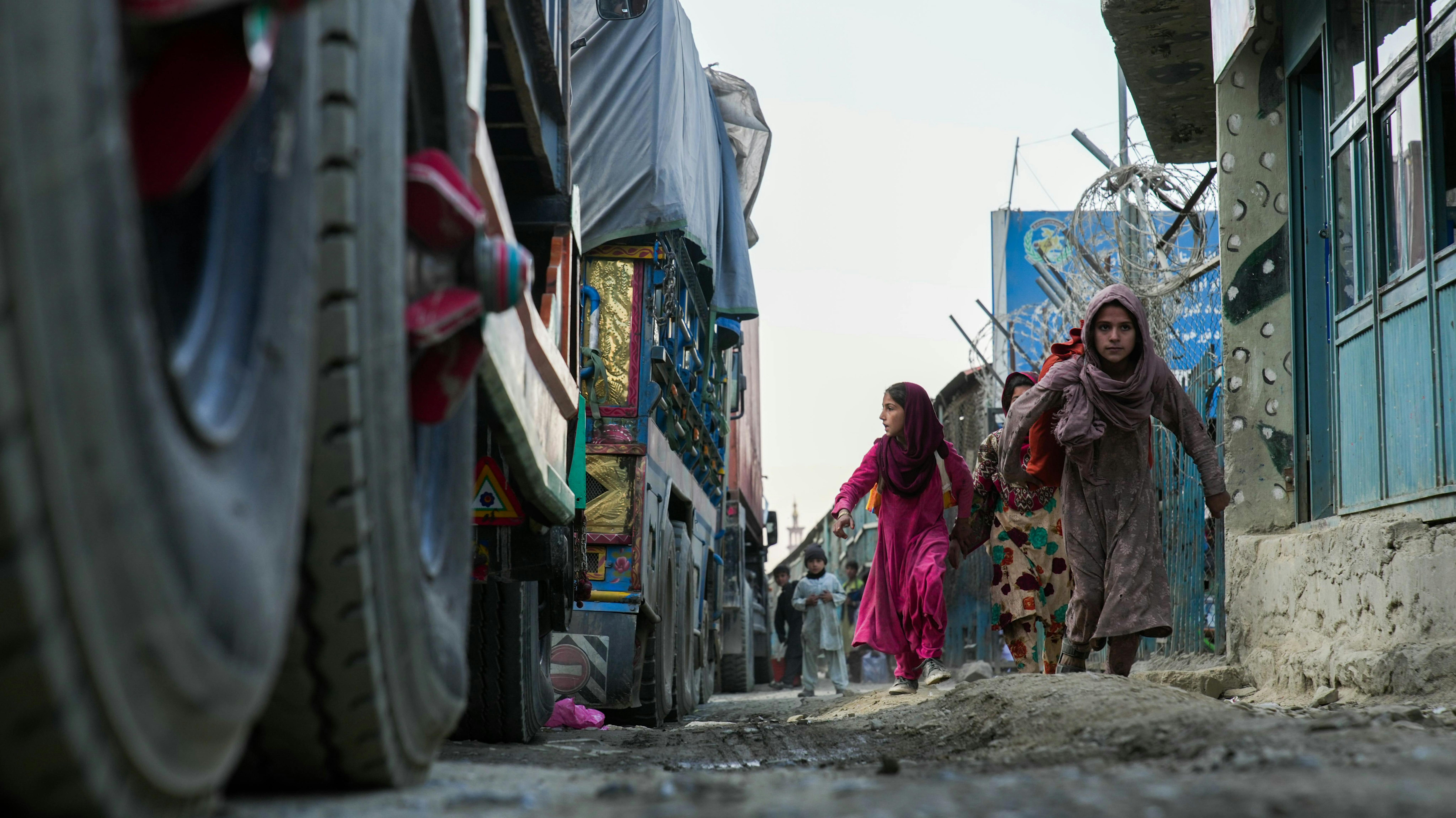 Afghanistan due bambine  nella provincia di Nangarhar al confine di Torkham tra Afghanistan e Pakistan..