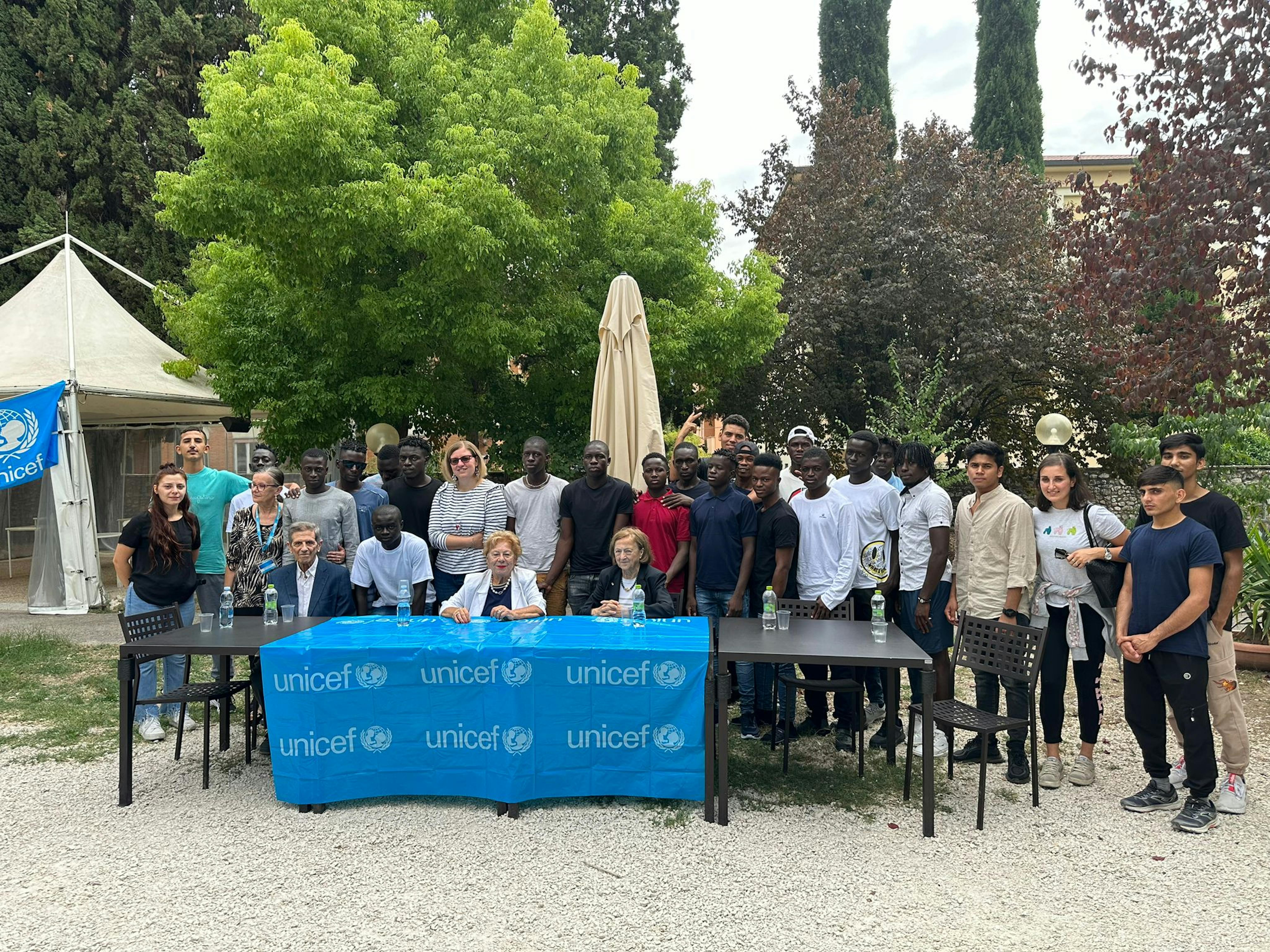 Iminori presenti all'evento insieme ai rappresentanti delle associazioni