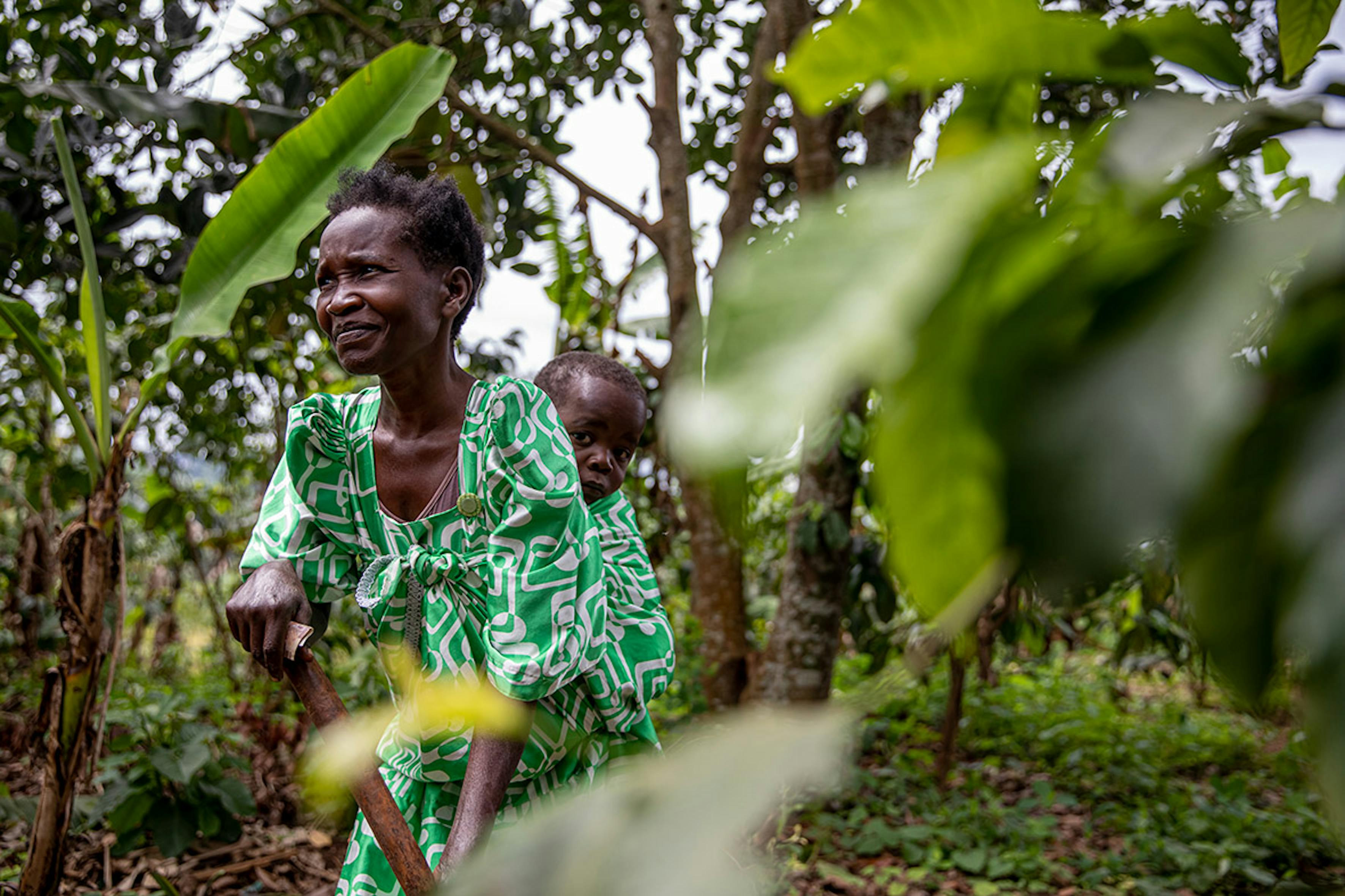 Uganda, Mubende: Nonna Mary cammina con il nipotino Jordon nel tradizionale Kanga, il telo multiusi che in questo caso funge da portabebè. A Jordon, di appena 4 anni, è stata riscontrata la positività all’HIV