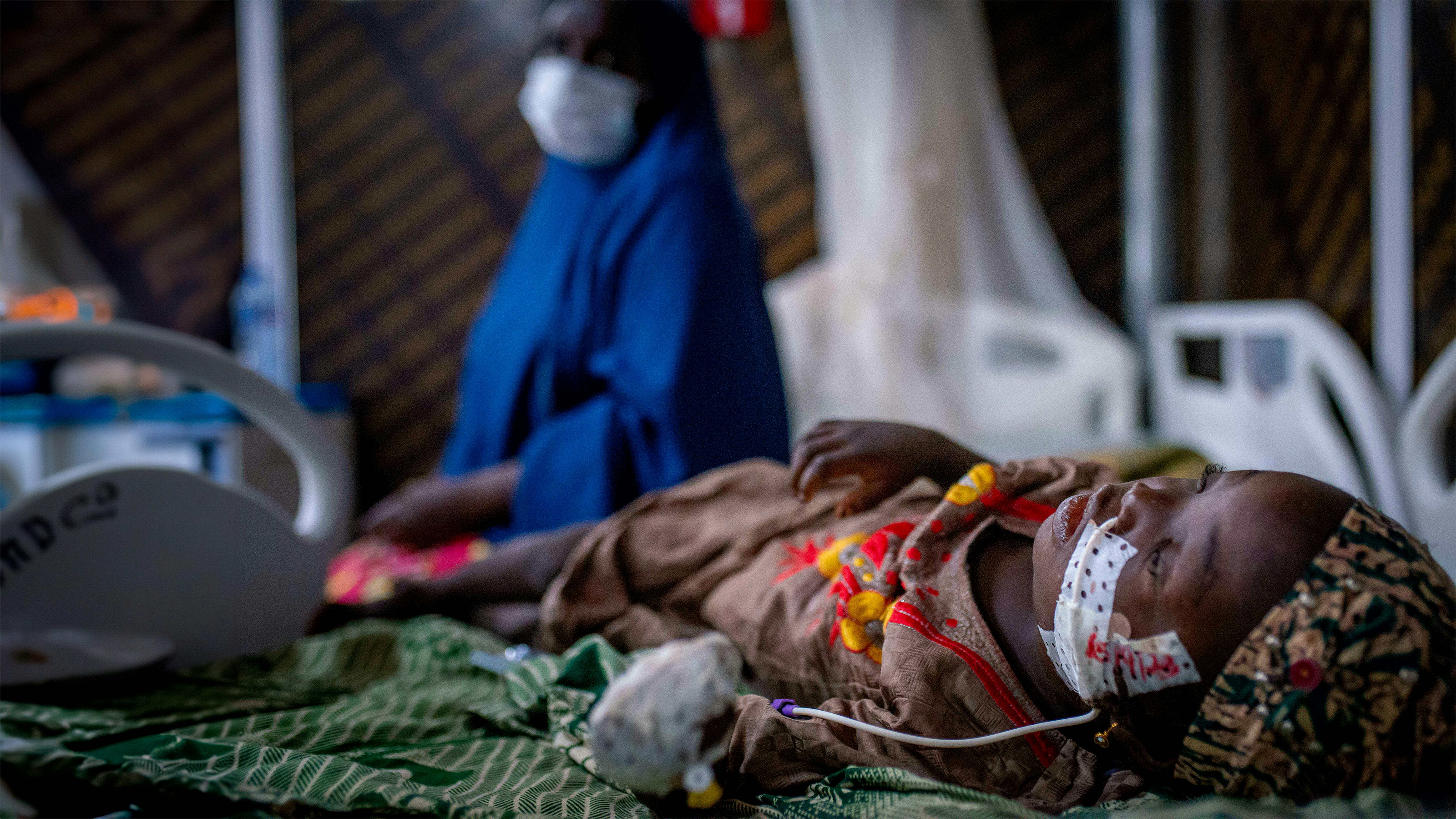 Nigeria - Hafsat Aminu, 7 anni colpita da difterite  riposa nel letto