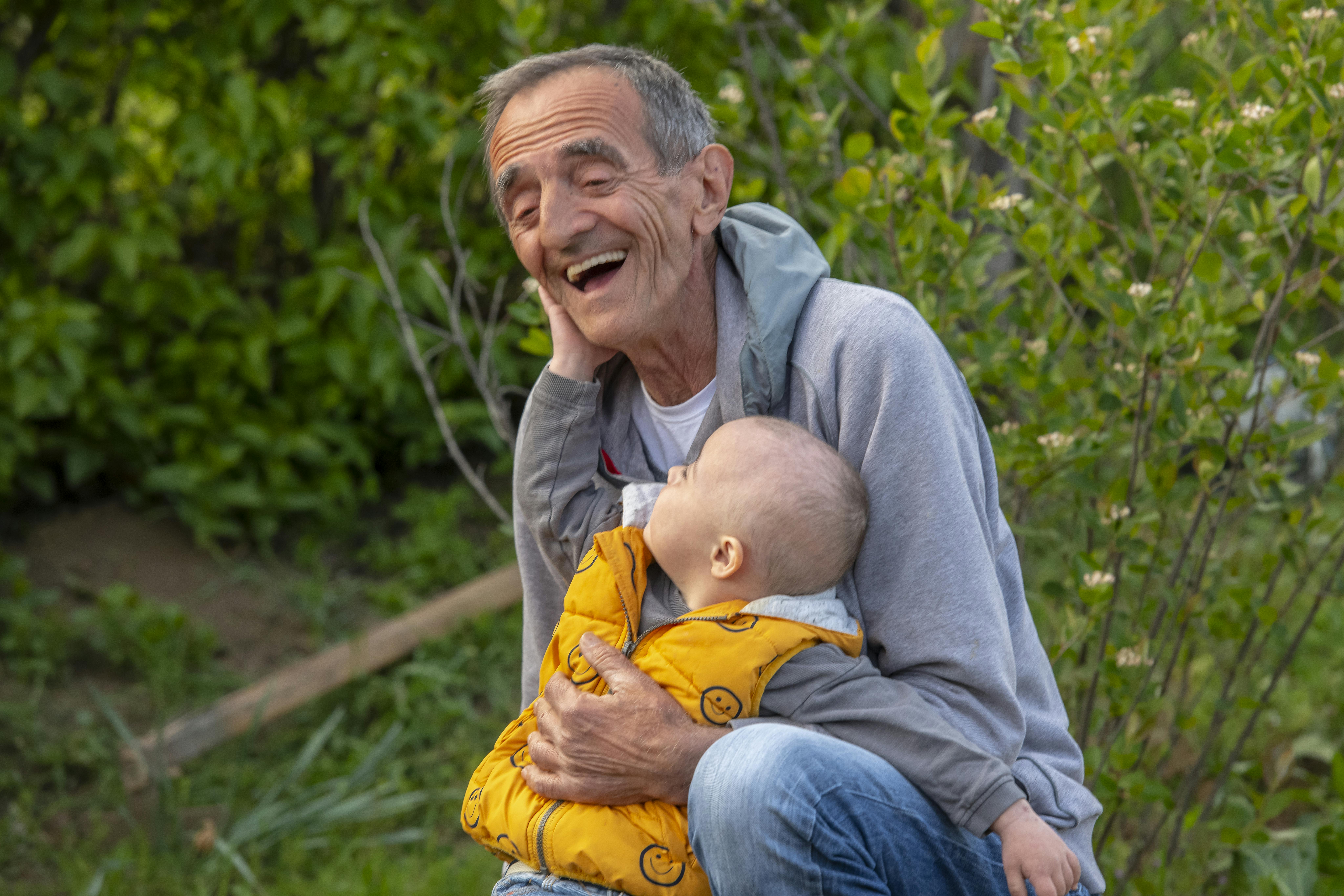 Serbia, Belgrado  Nonno Zarko si diverte con il nipotino Andrija, 3 anni, a giocare all’aperto. Il piccolo Andrija è affetto da sindrome di down, il nonno lo stimola attraverso il giardinaggio.