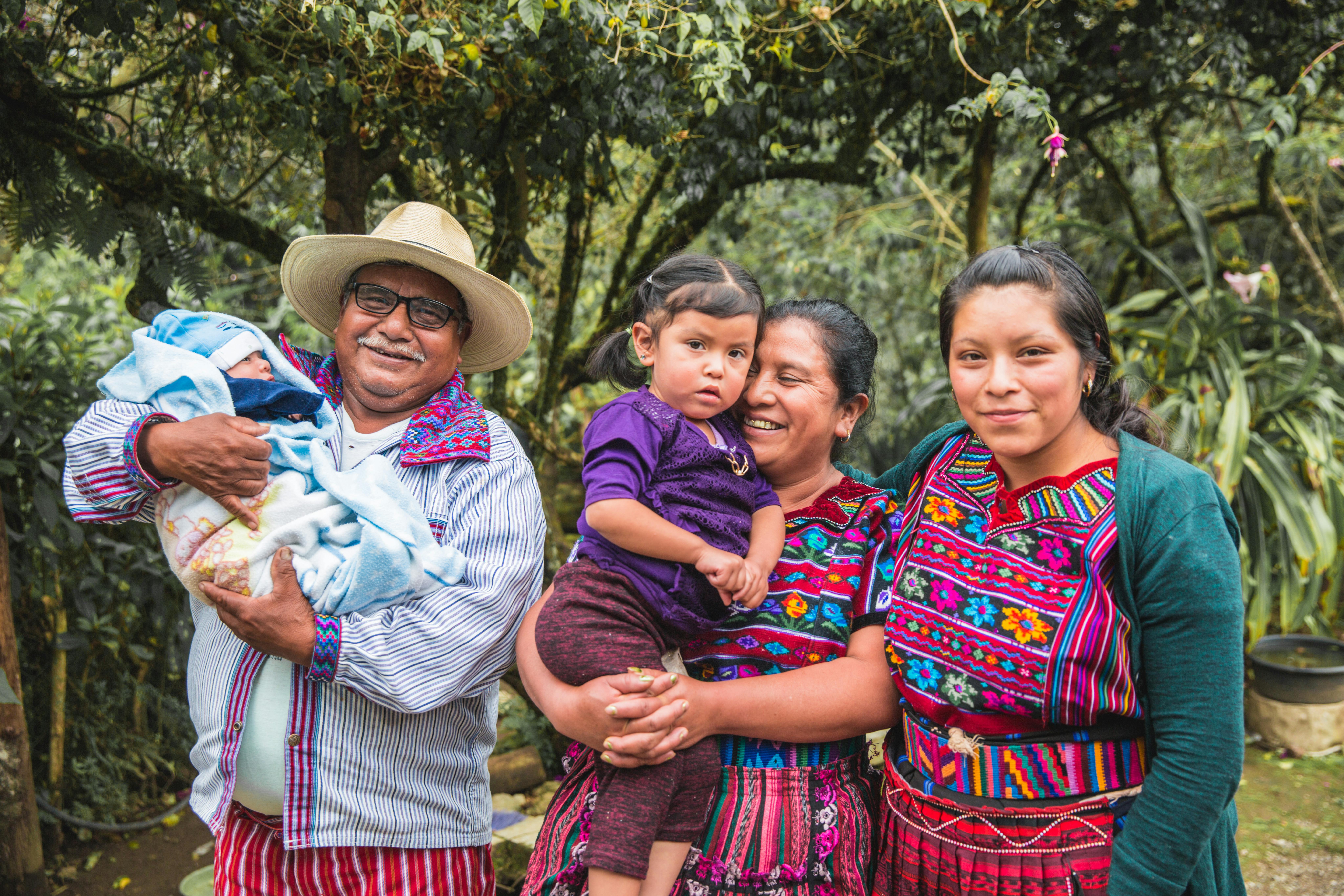 Hilary Cruz Jerónimo (3 anni) e Isan Cruz Jerónimo (6 mesi) sono in braccio ai loro nonni con accanto la mamma Maria Jeronimo Jimenez, mentre posano per una foto. Fanno parte della comunità indigena dei Chicoy, in Guatemala: qui i nonni svolgono un ruolo fondamentale per la vita sociale dei nipotini