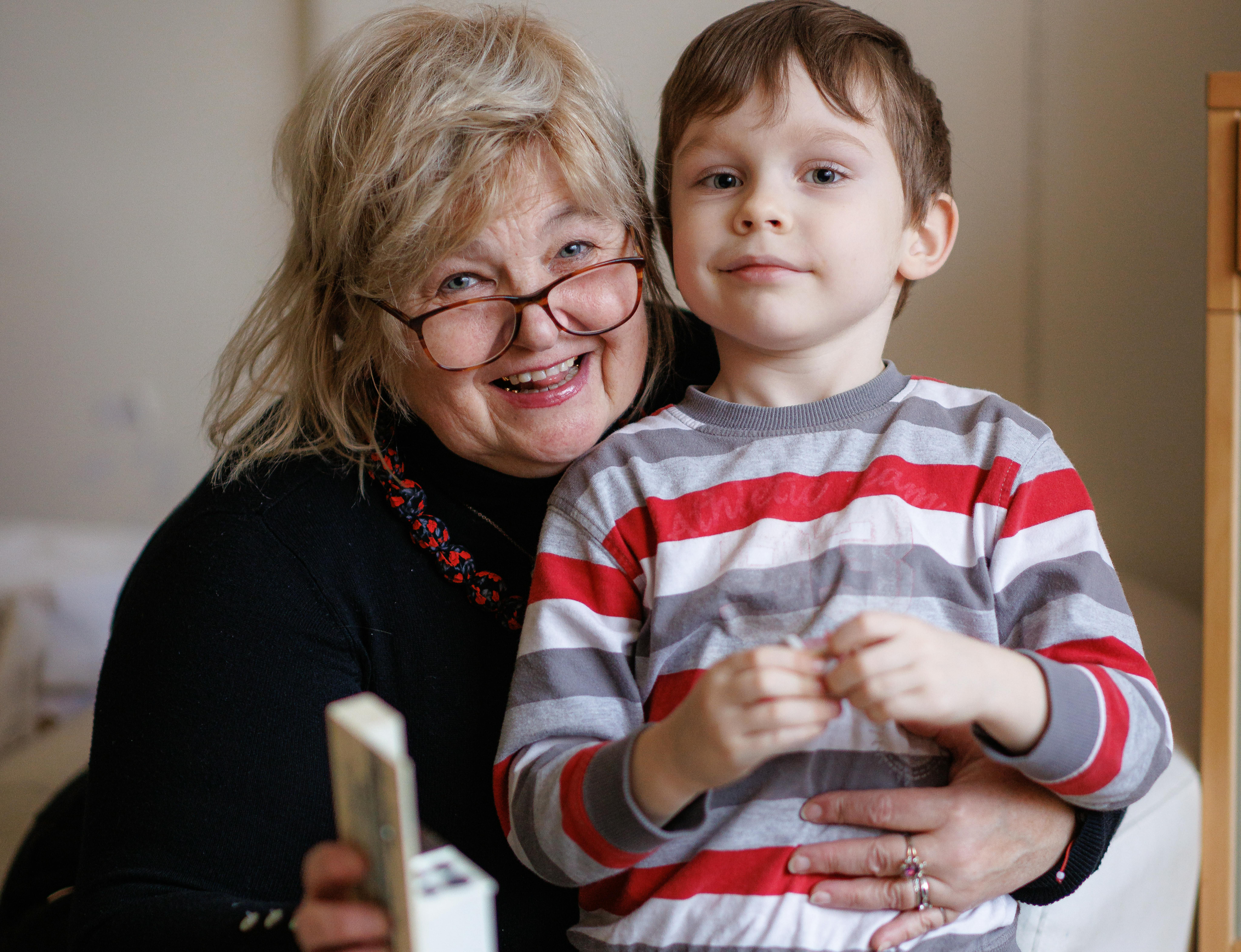 Konstantin Gerasimenko, 5 anni, e sua nonna Oksana Malakhova, da Lviv, Ucraina stanno giocando insieme in uno dei centri residenziali a Iasi, in Romania.  Qui l’UNICEF supporta i centri temporanei per bambini e famiglie rifugiati: Konstantin e la sua famiglia hanno ricevuto aiuti primari, nonché supporto per la salute mentale da uno psicologo professionista.