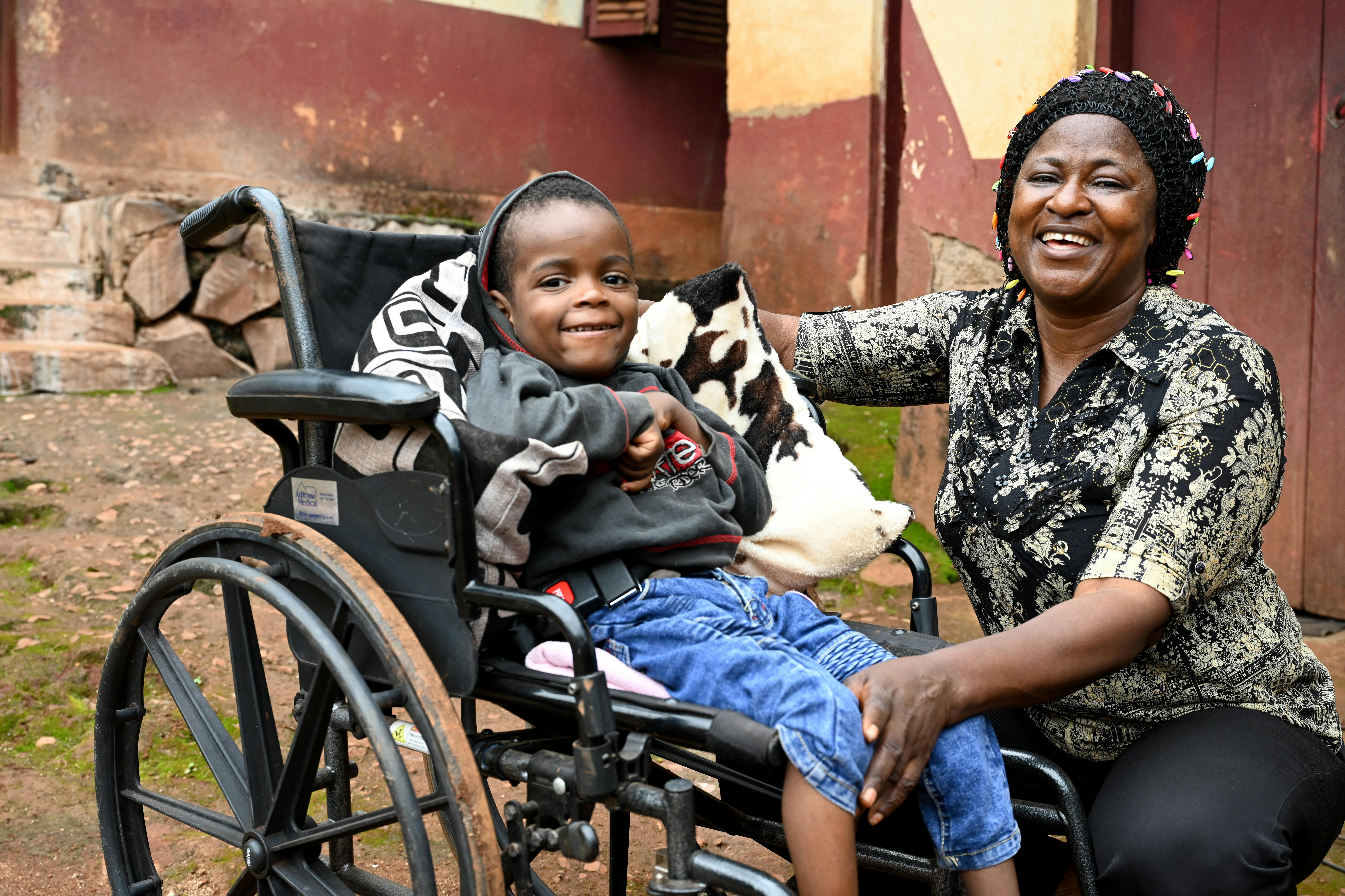 Nonna Francine si occupa a tempo pieno del nipotino Stawel: “I suoi genitori sono poveri, non hanno le risorse per occuparsi di lui. Era difficile per me stare sempre con lui, da quanto abbiamo ricevuto la sedia a rotelle dall'UNICEF è più facile spostarsi. Stawel sorride un po' più spesso