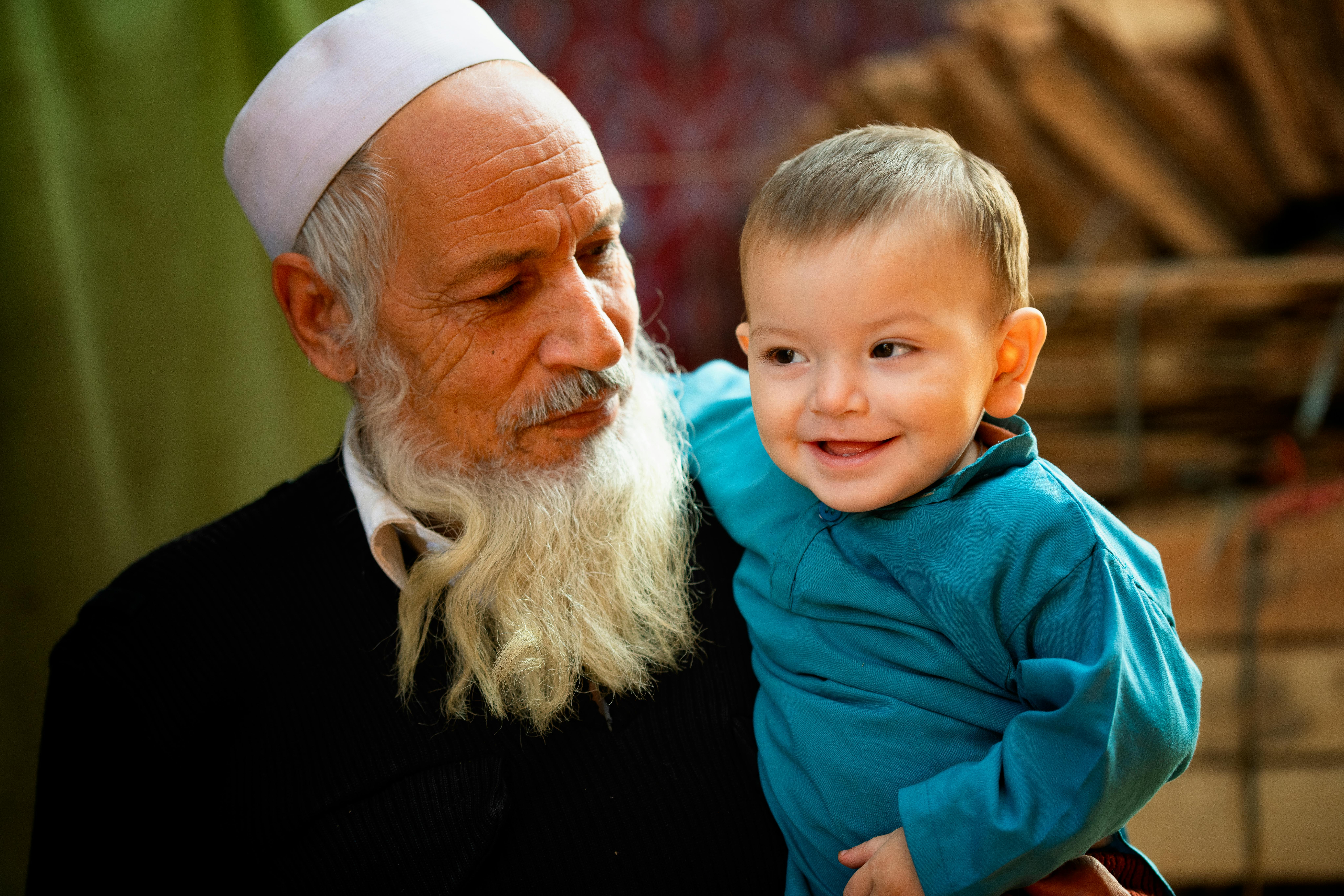 Pakistan, Lahore. Nonno Muhammad attende con il piccolo Nazir che arrivi il loro turno presso il centro vaccinale di Lahore.
