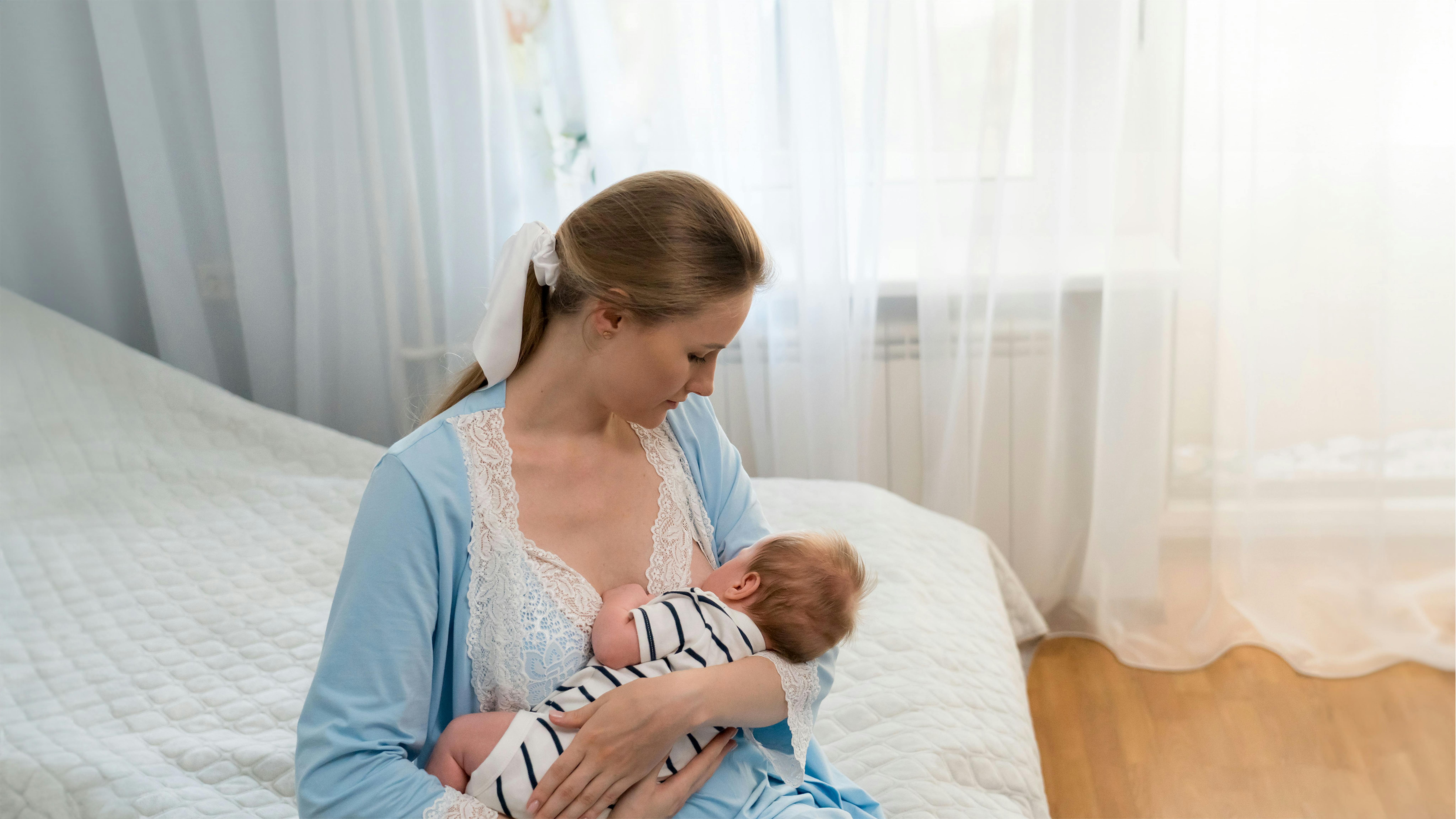Kiev, Ucraina. Alyona sta allattando suo figlio Svyatoslav di 1 mese.