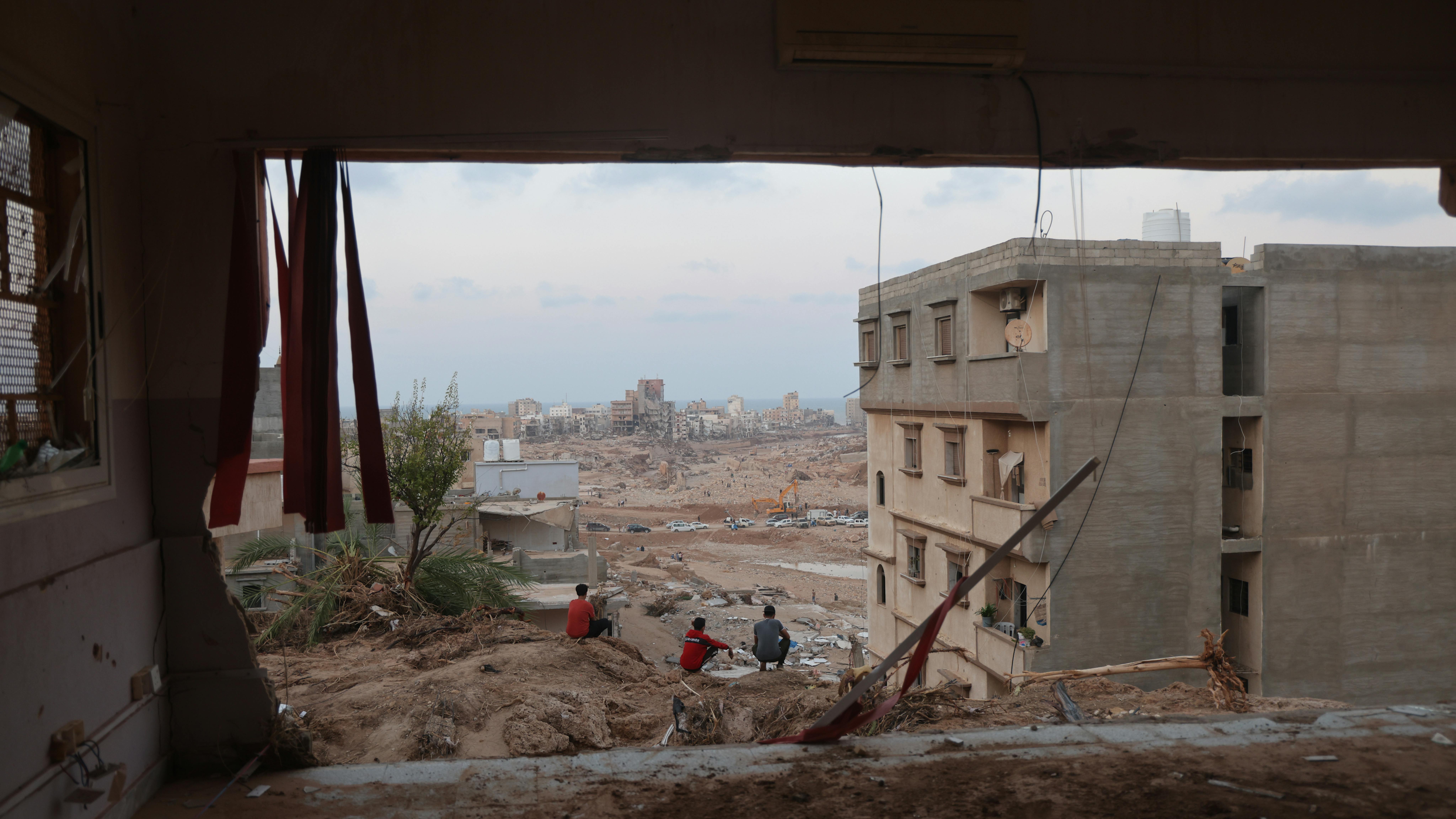 Libia , alcue persone davanti a un appartamento danneggiato dall'alluvione a Derna,
