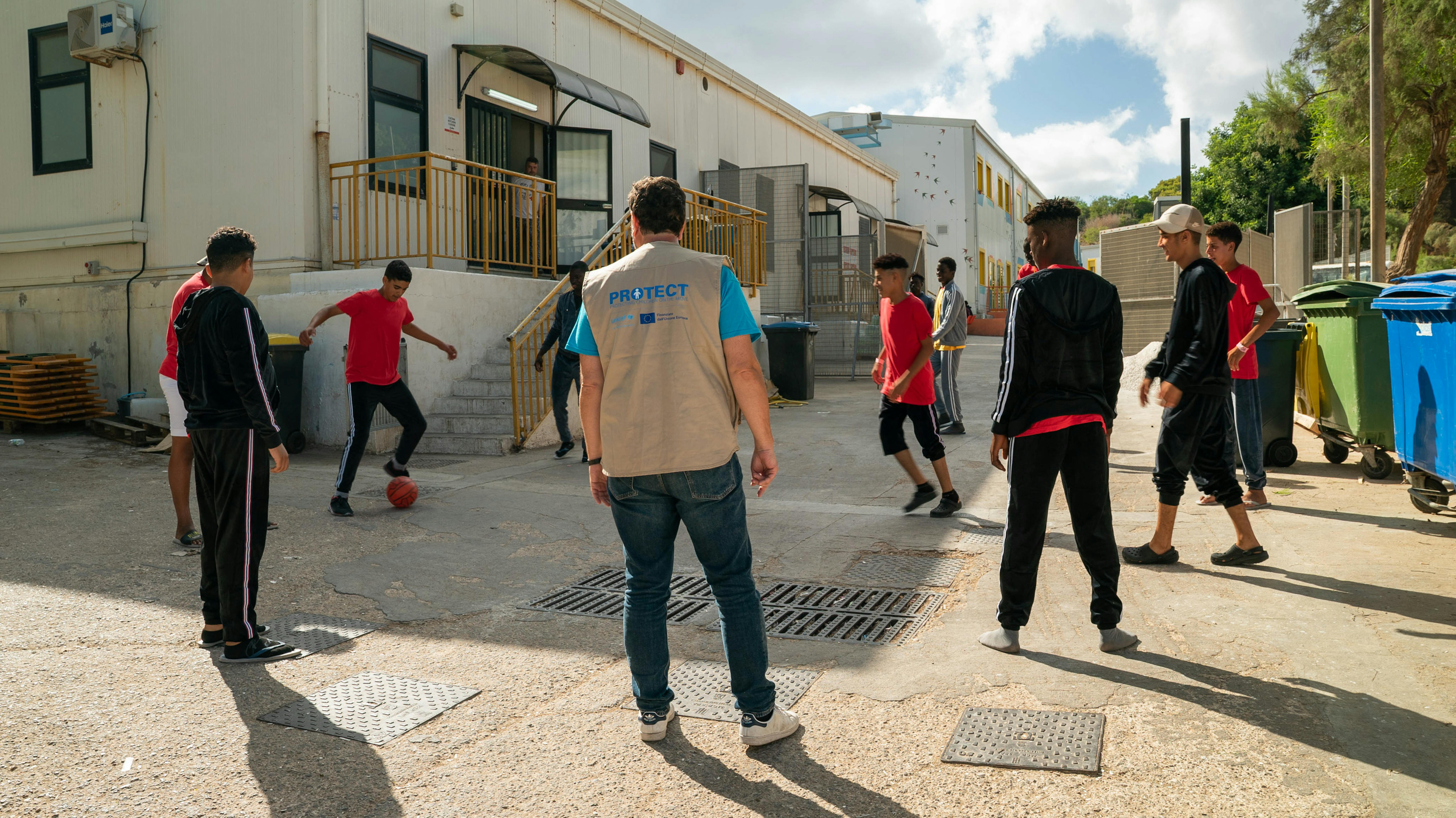 Lampedusa - presso il centro di accoglienza “hotspot” per migranti il portavoce dell’UNICEF Italia Andrea Iacomini gioca a calcio con i minori non accompagnati