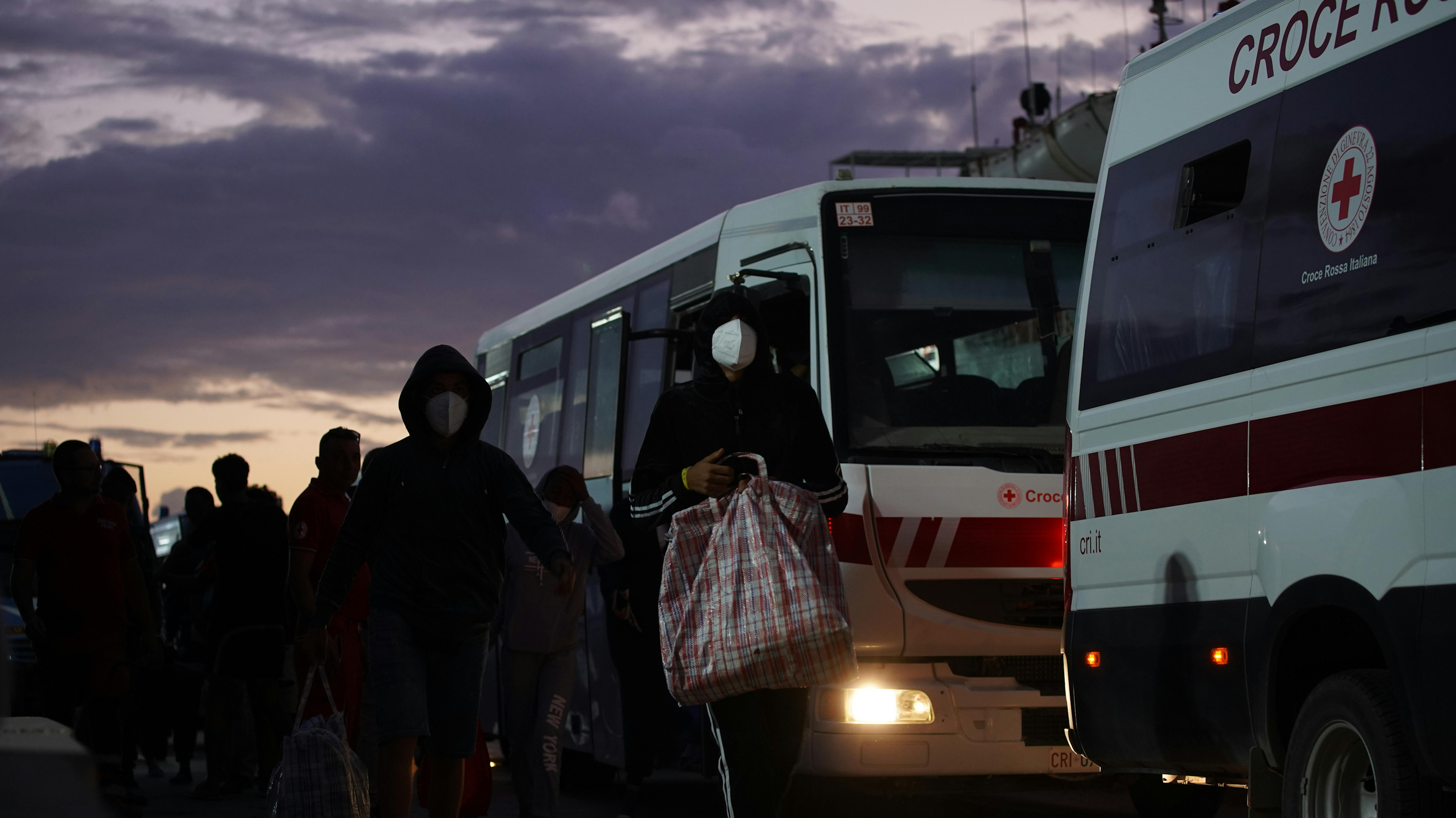 Lampendusa - i bambini e gli adolescenti non accompagnati vengono trasferiti in autobus dal centro di accoglienza “hotspot” dell’isola ad altre strutture di accoglienza.