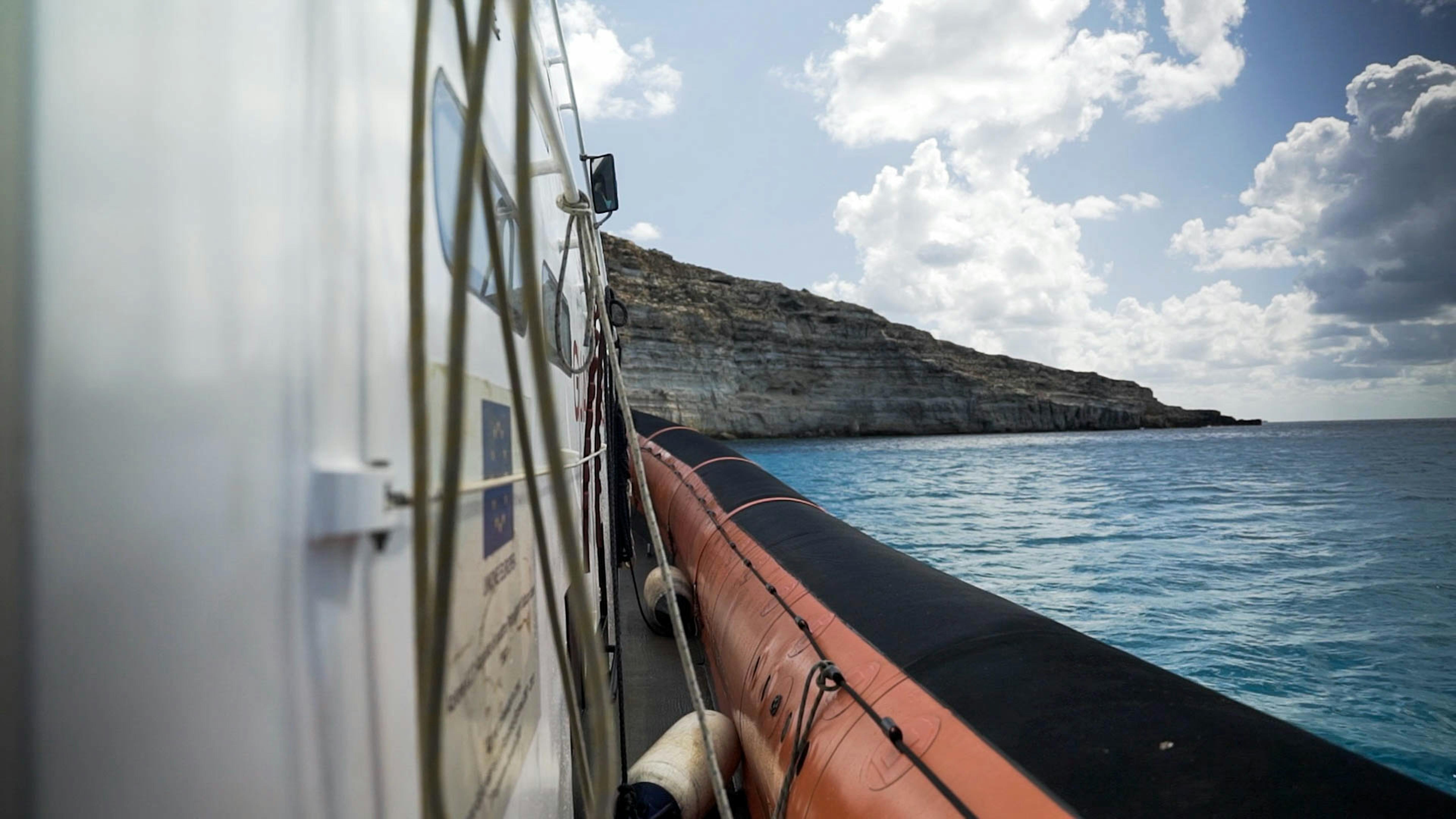 Una veduta dell'isola di Lampedusa vista da una barca della Guardia Costiera italiana che pattuglia il Mar Mediterraneo