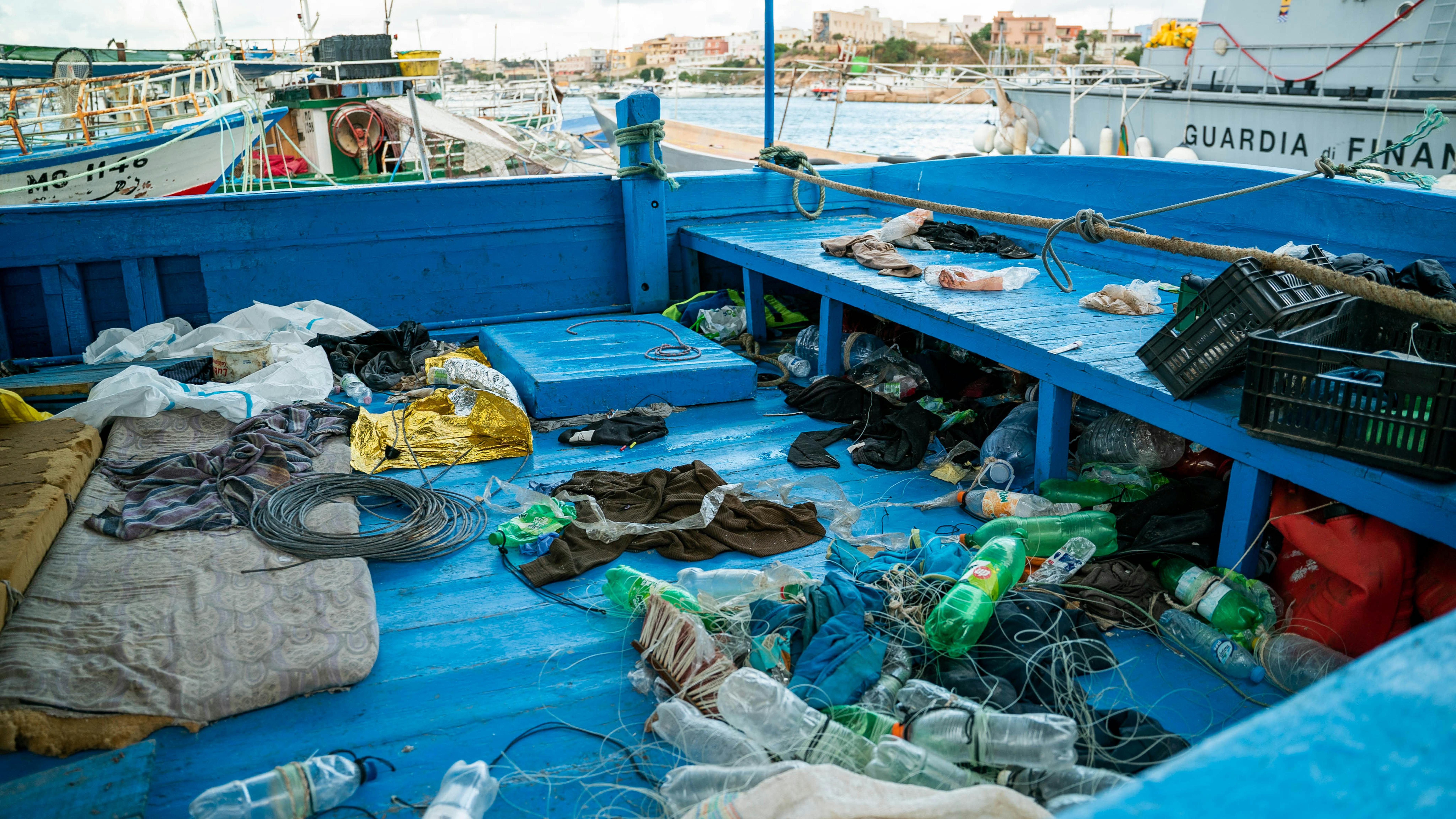 Lampedusa, Italia, vista di bottiglie d'acqua, vestiti scartati e altri oggetti lasciati a bordo di una barca che trasportava migranti attraverso il Mar Mediterraneo