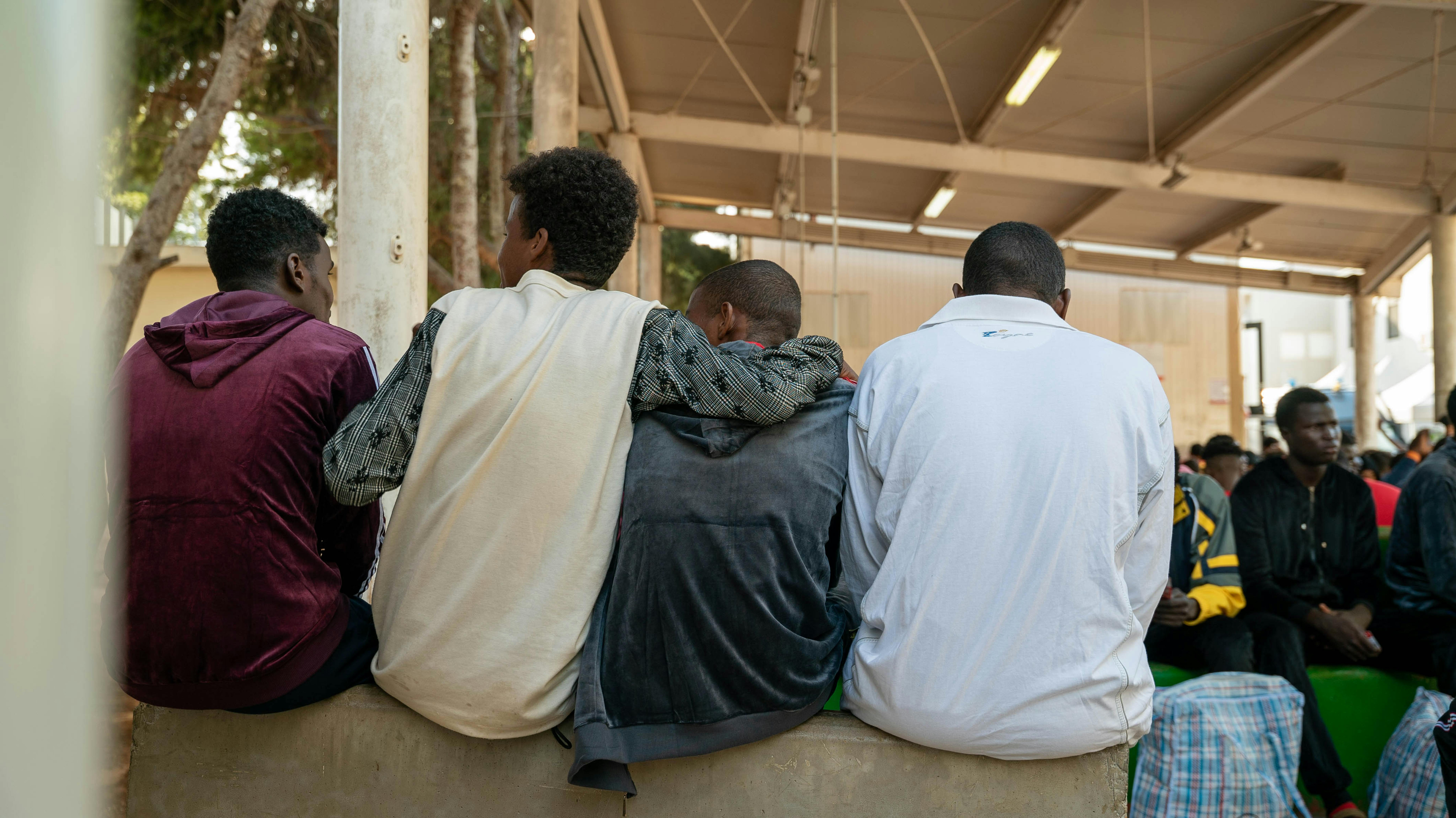 Lampedusa - il centro di accoglienza “hotspot” per migranti sull’isola di Lampedusa, in Italia, bambini e adolescenti non accompagnati siedono insieme