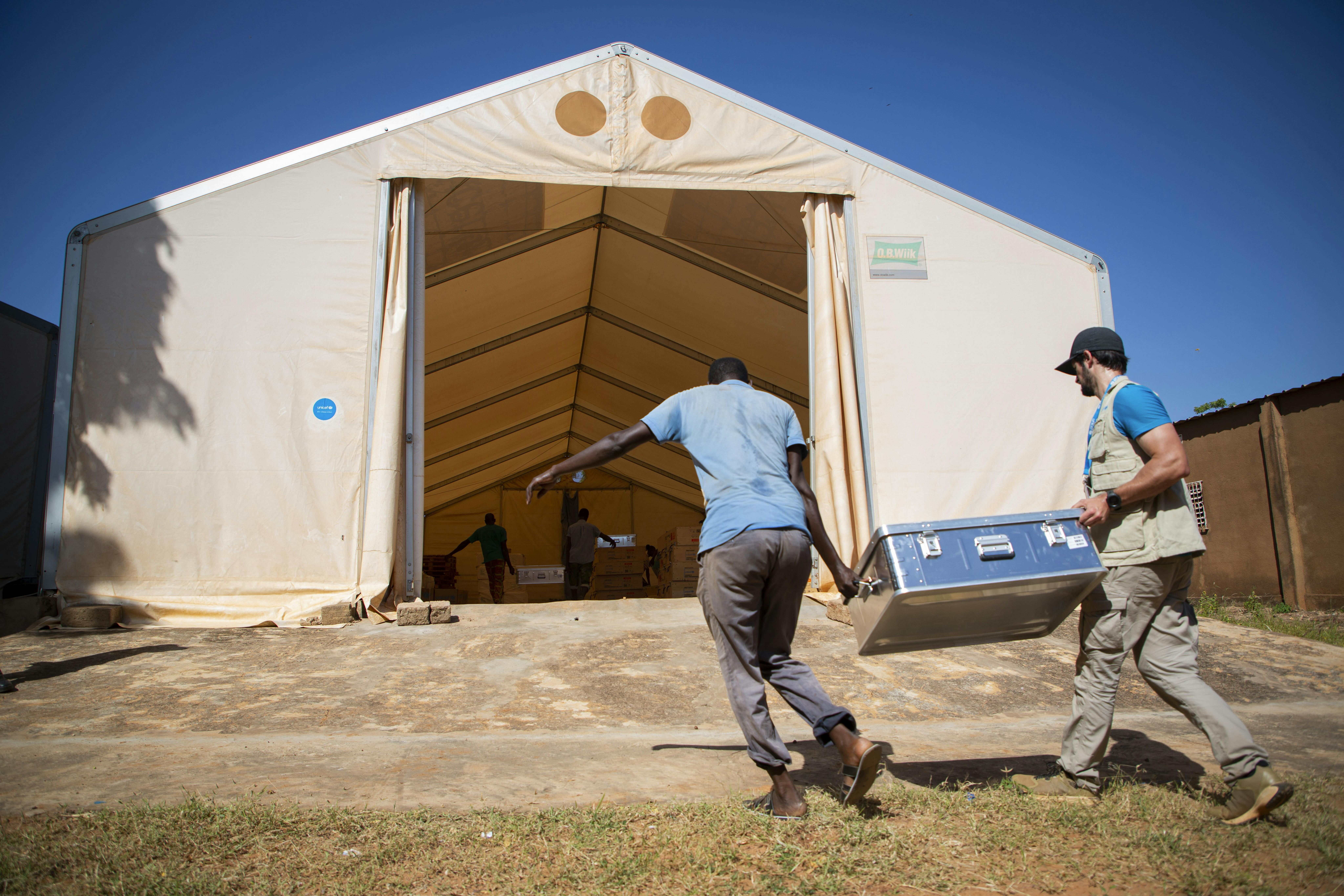 Operatori dell'UNICEF scaricano materiale scolastico nel magazzino di Kaya, nella regione Centro Nord, in Burkina Faso