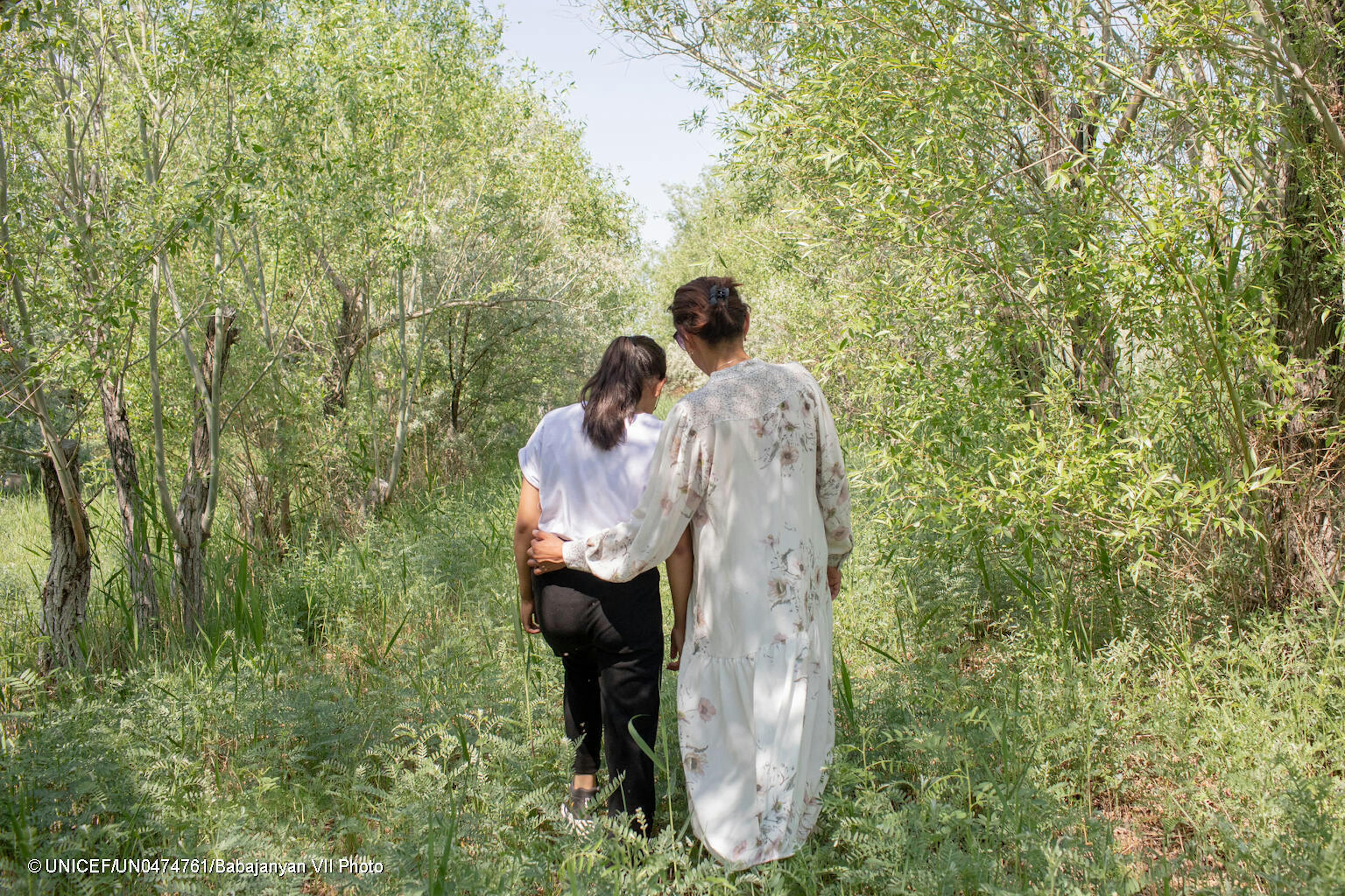 Dina con la sua assistente Seitkhanova, passeggiano nella natura. Il supporto che ha ricevuto rientra nel progetto “Adolescent Mental Health Promotion and Suicide Prevention” (AMHSP), un programma cardine di sensibilizzazione sulla salute mentale degli adolescenti e sulla prevenzione del suicidio, in Kazakistan.