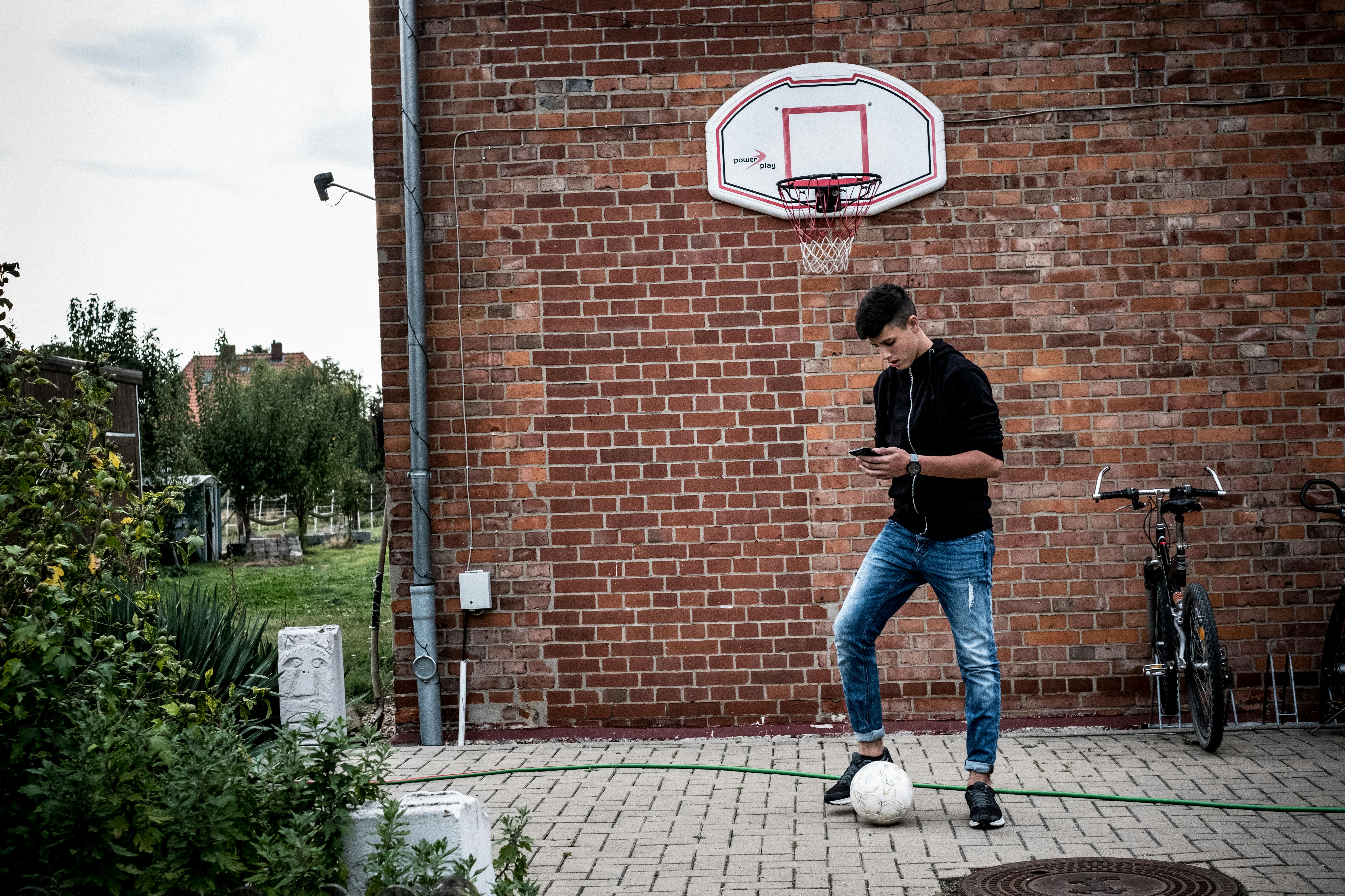 Ai piedi il pallone, in mano il cellulare. Ahmad Abdel Halim, 16 anni è un rifugiato: quando è arrivato in Germania ha faticato molto ad inserirsi nella nuova realtà