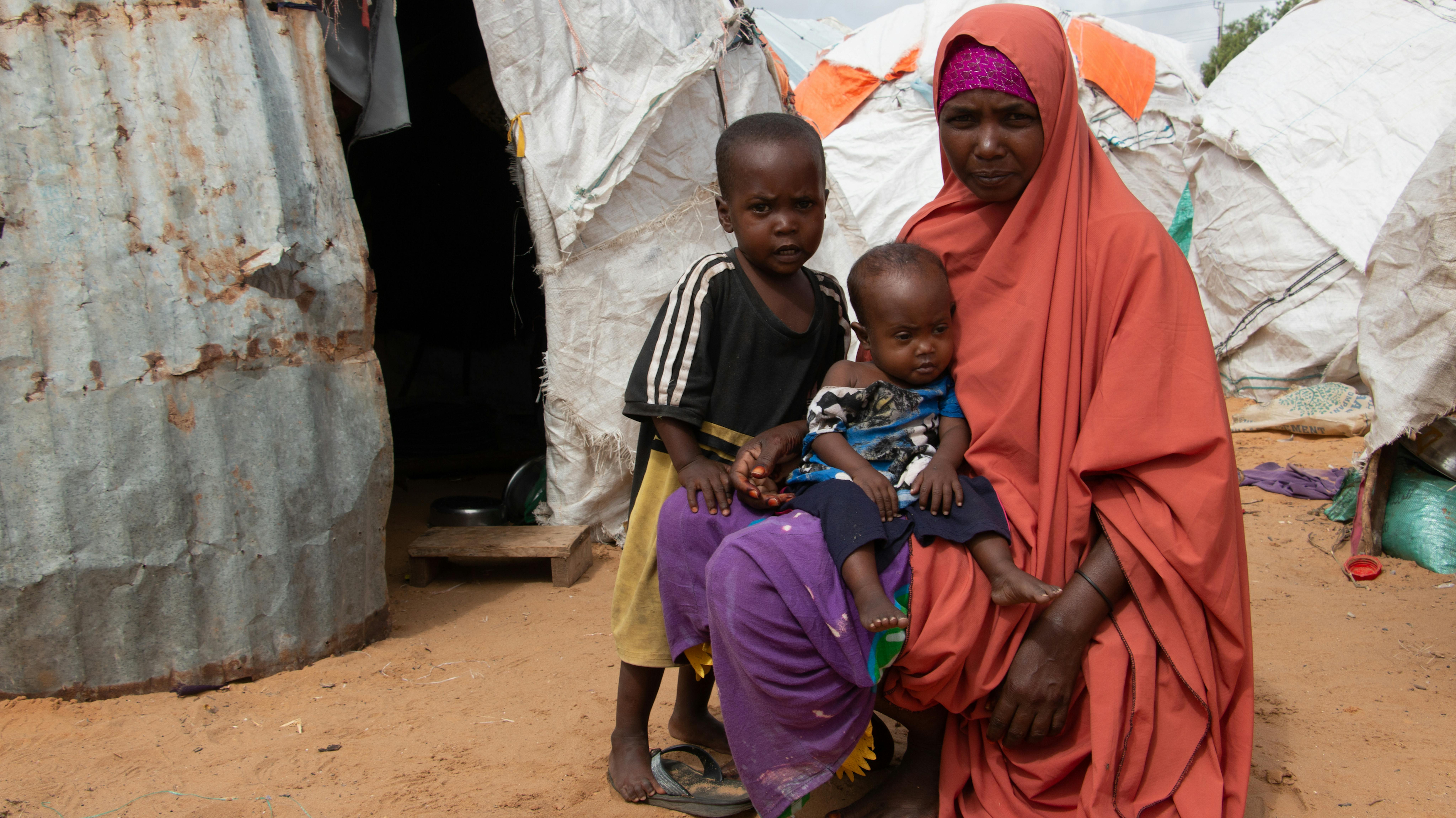 Somalia, una madre con i supi figli nel campo per sfollati interni di Gurman