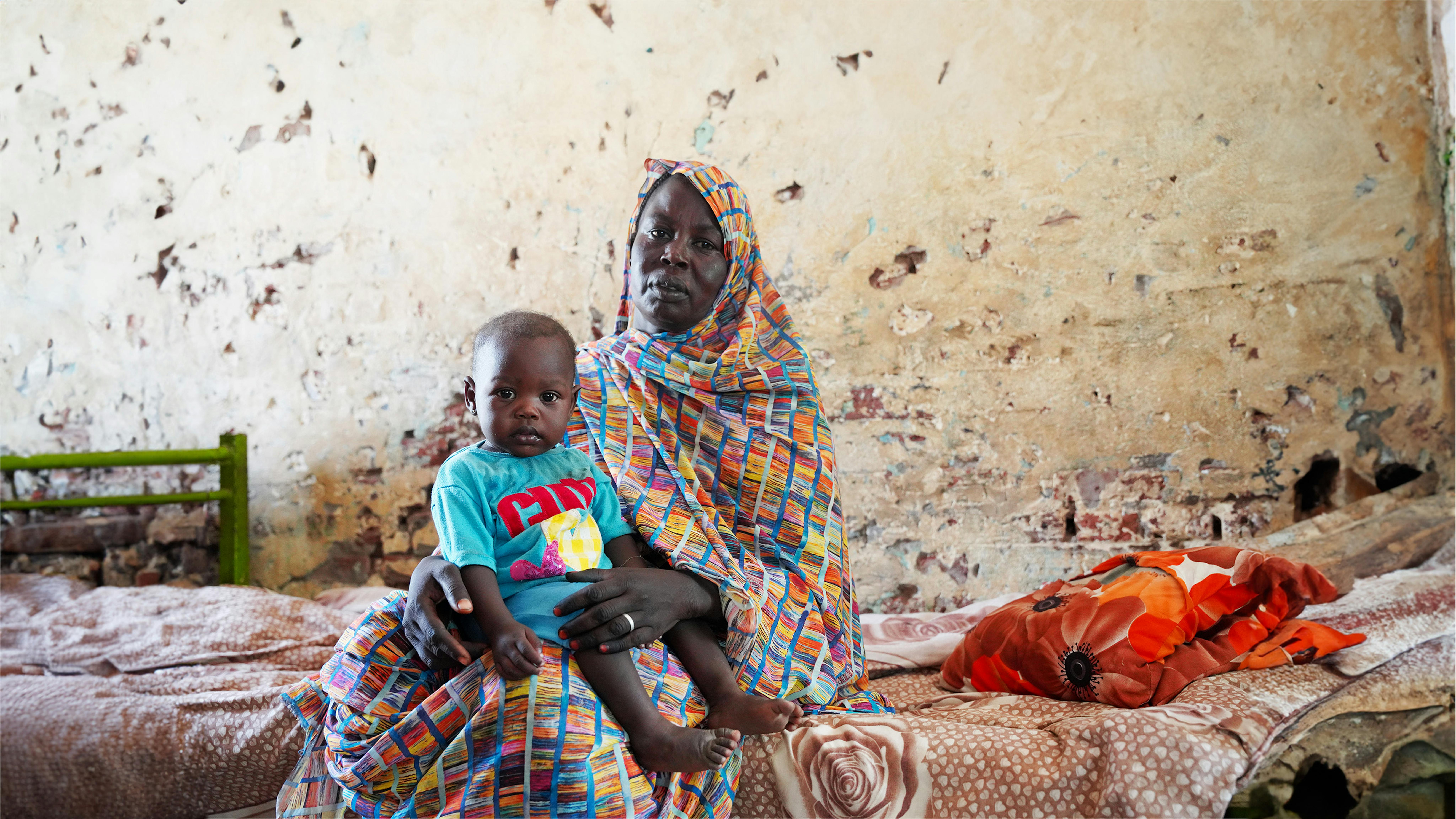 Sudan - Reham, una bambina di 10 mesi che soffre di grave malnutrizione, in braccio a sua madre Awadiyah.