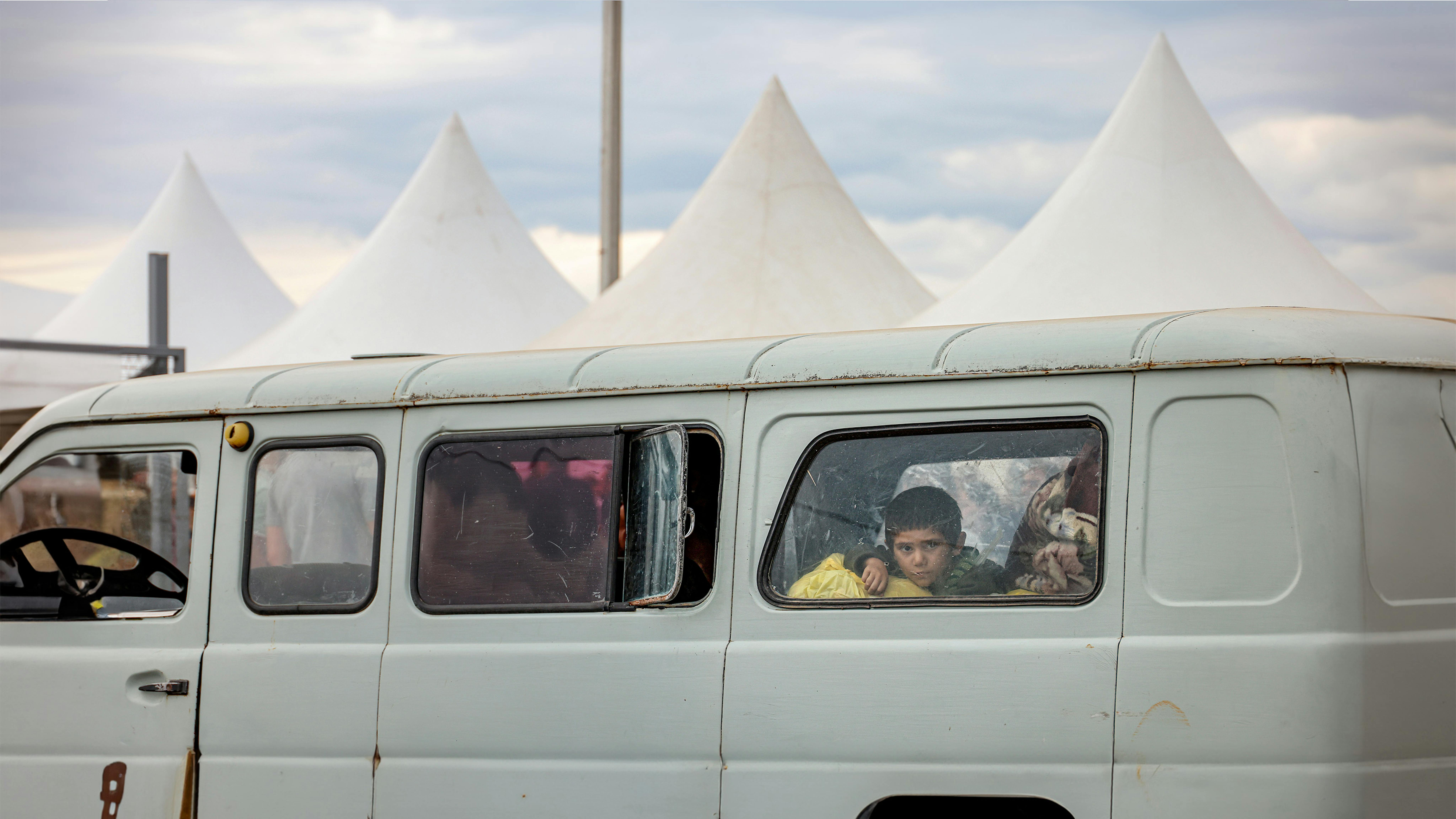 Armenia Decine di migliaia di bambini e famiglie rifugiati di etnia armena arrivano a Syunik