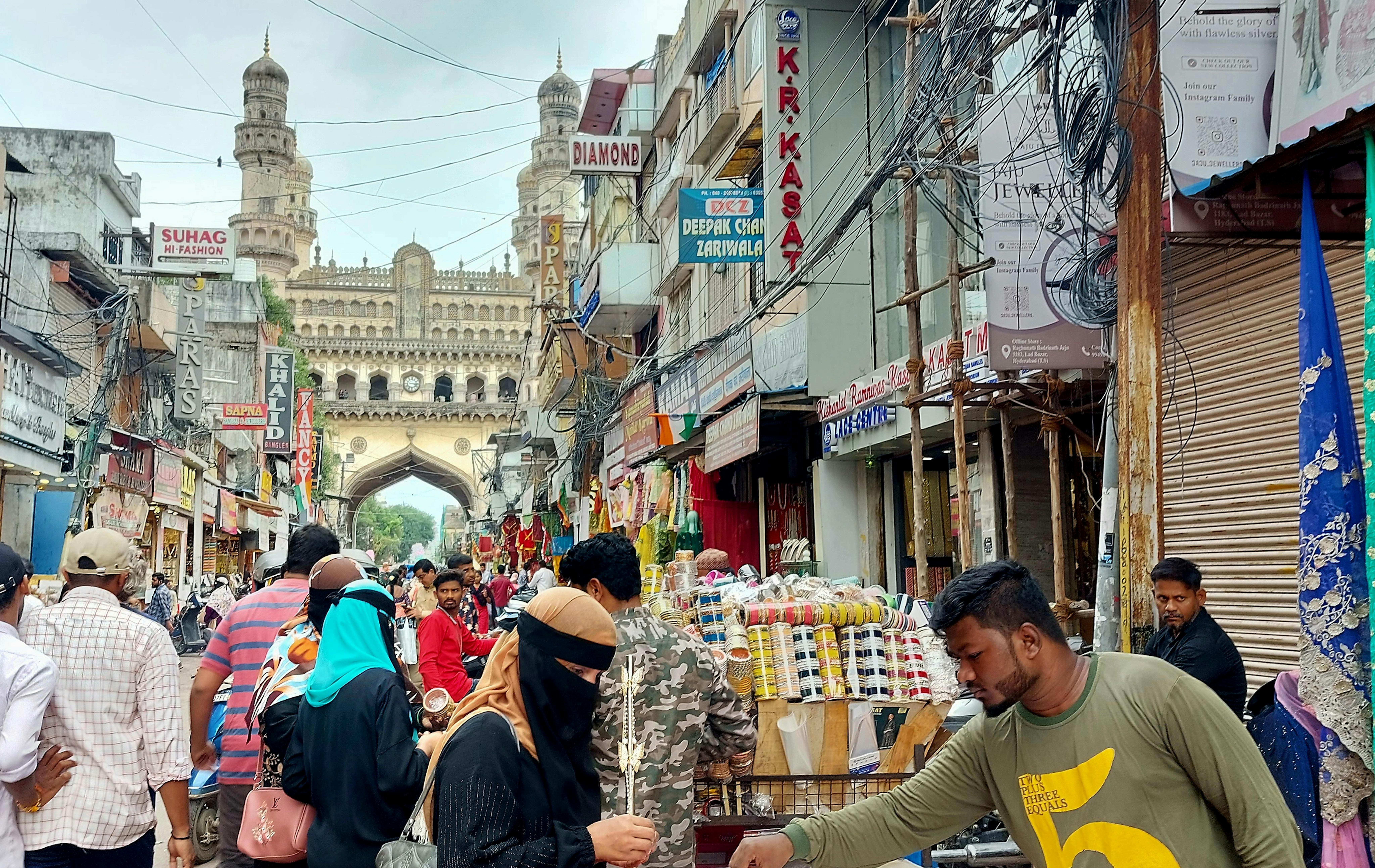 Il bazar di Charminar, il monumento simbolo di Hyderabad, che si si vede sullo sfondo.