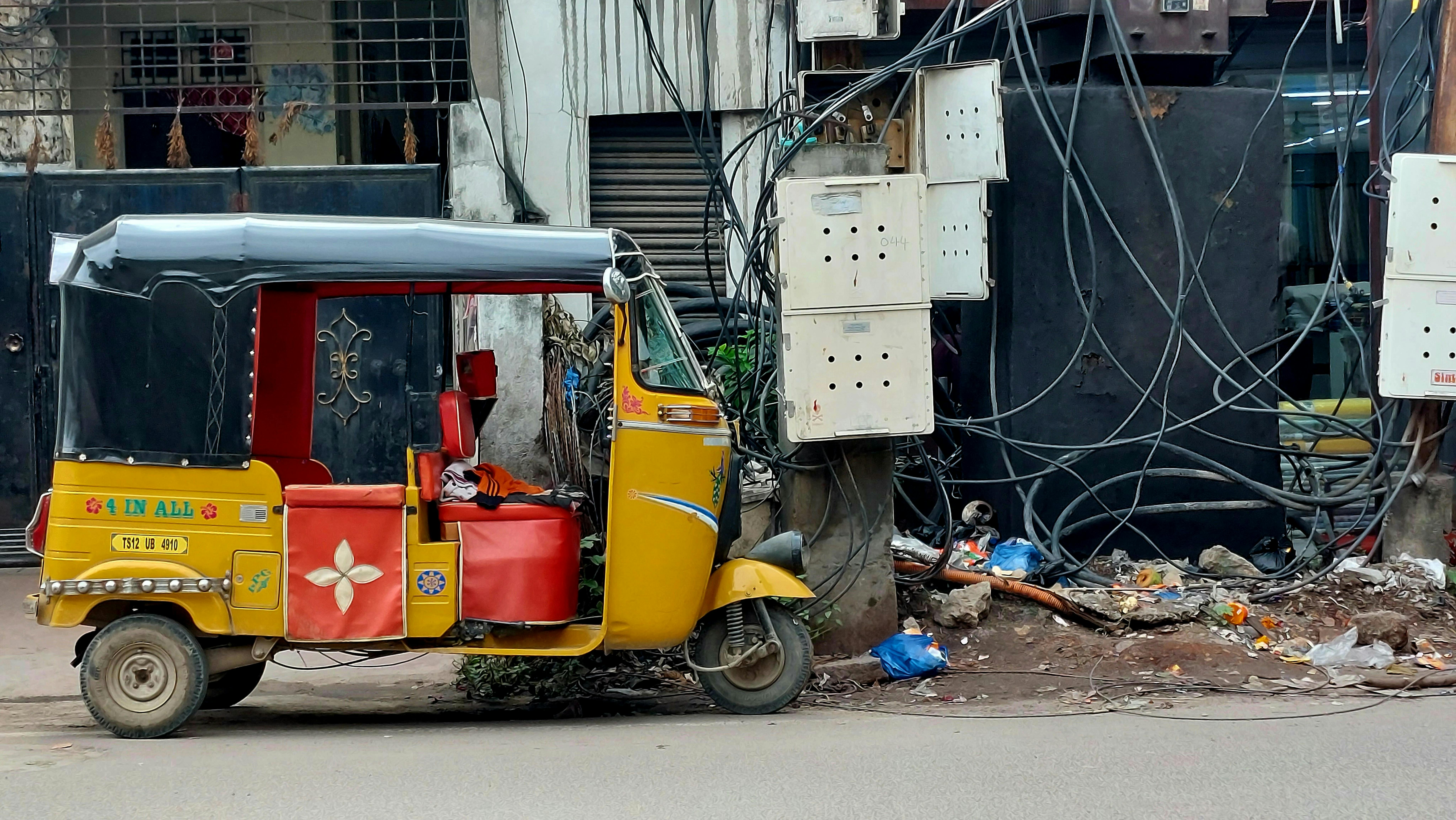 Tuk Tuk e cavi elettrici, per lo più sospesi in alto tra i palazzi, sono una costante nelle strade di Hyderabad..
