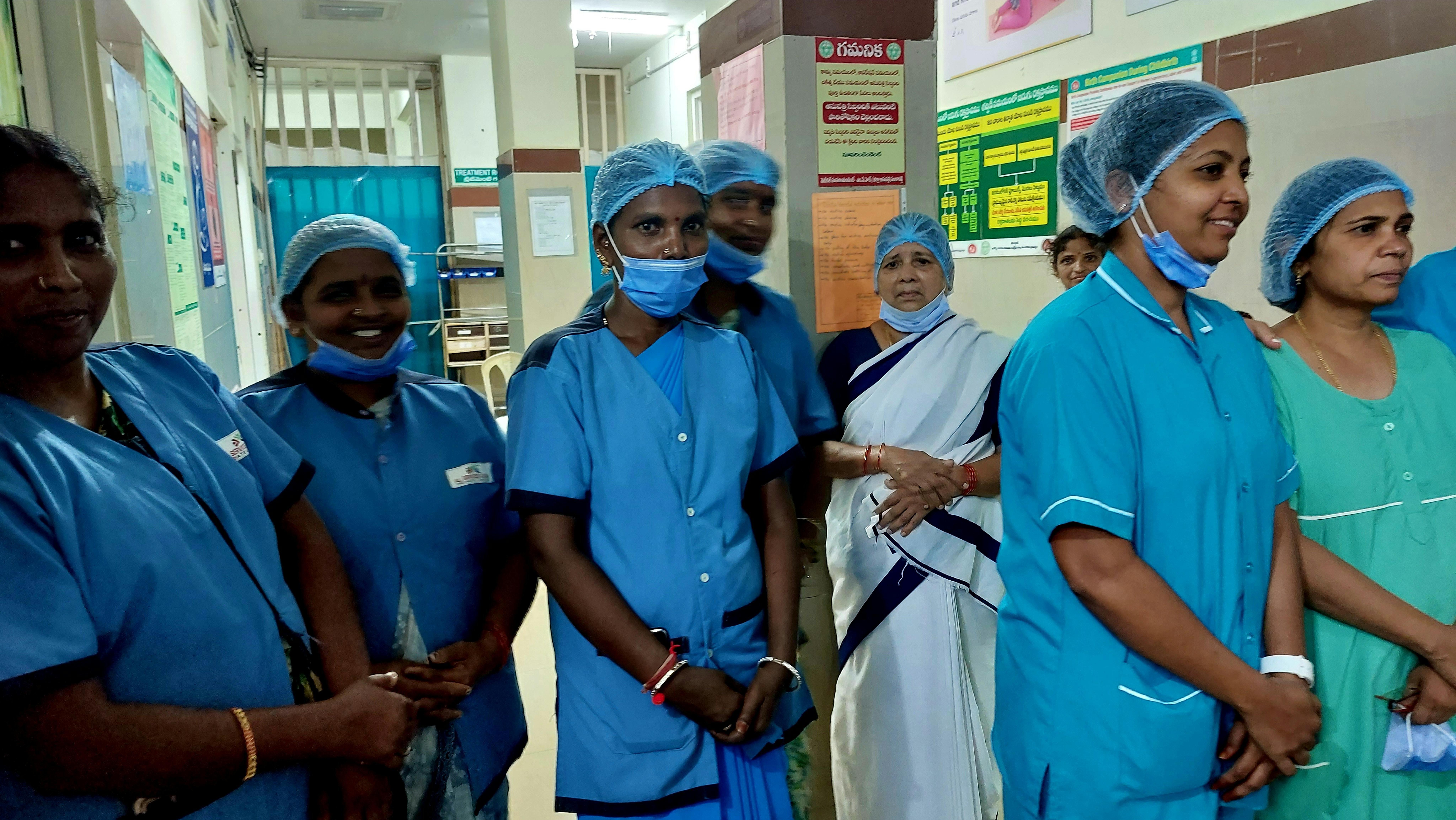 Le ostetriche del Sangareddy District Hospital, una eccellenza sanitaria nello stato del Telegana, punta di diamante del programma di ostetricia professionale.
