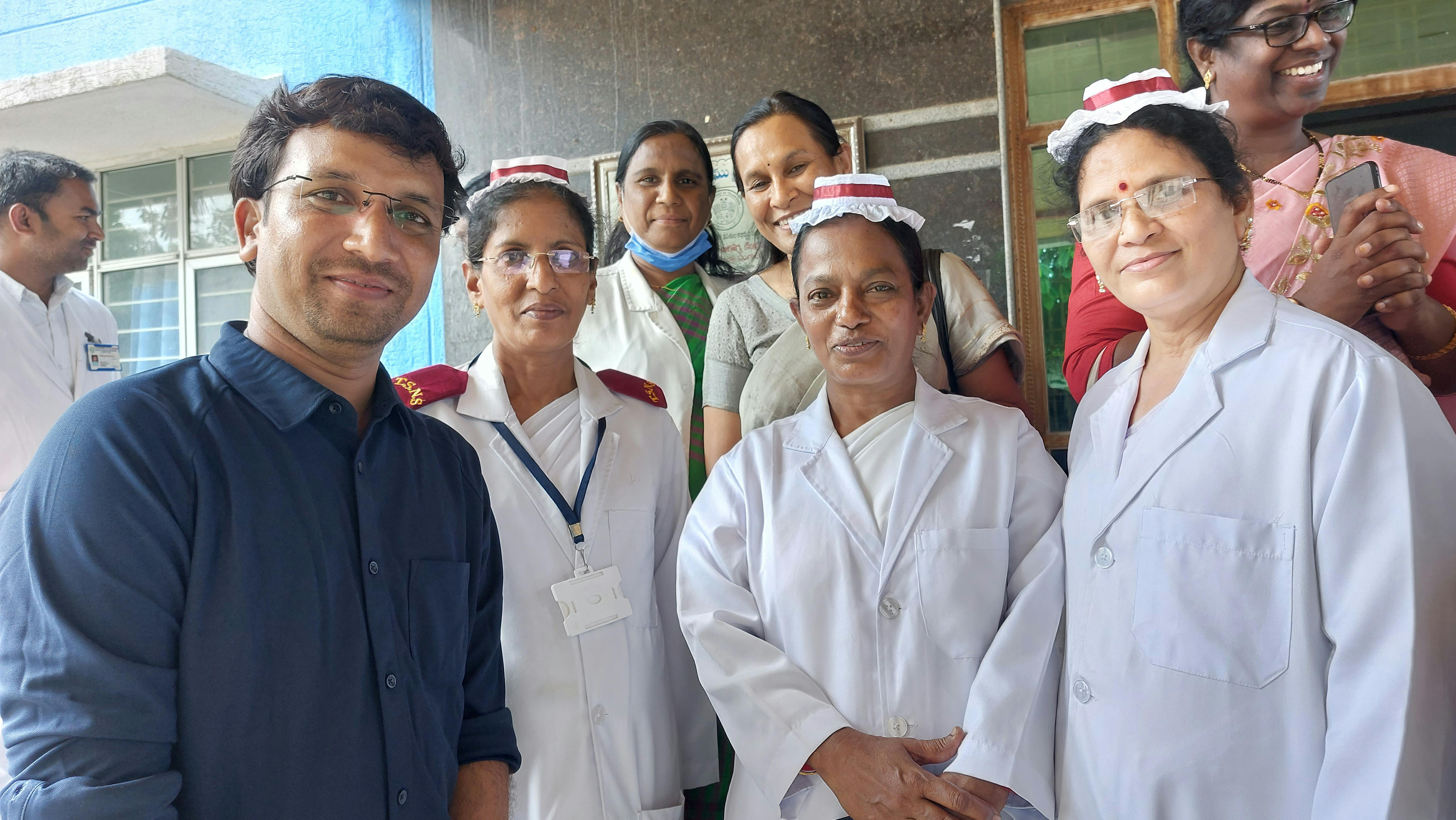 Operatrici sanitarie e rappresentanti istituzionali al Sangareddy District Hospital.