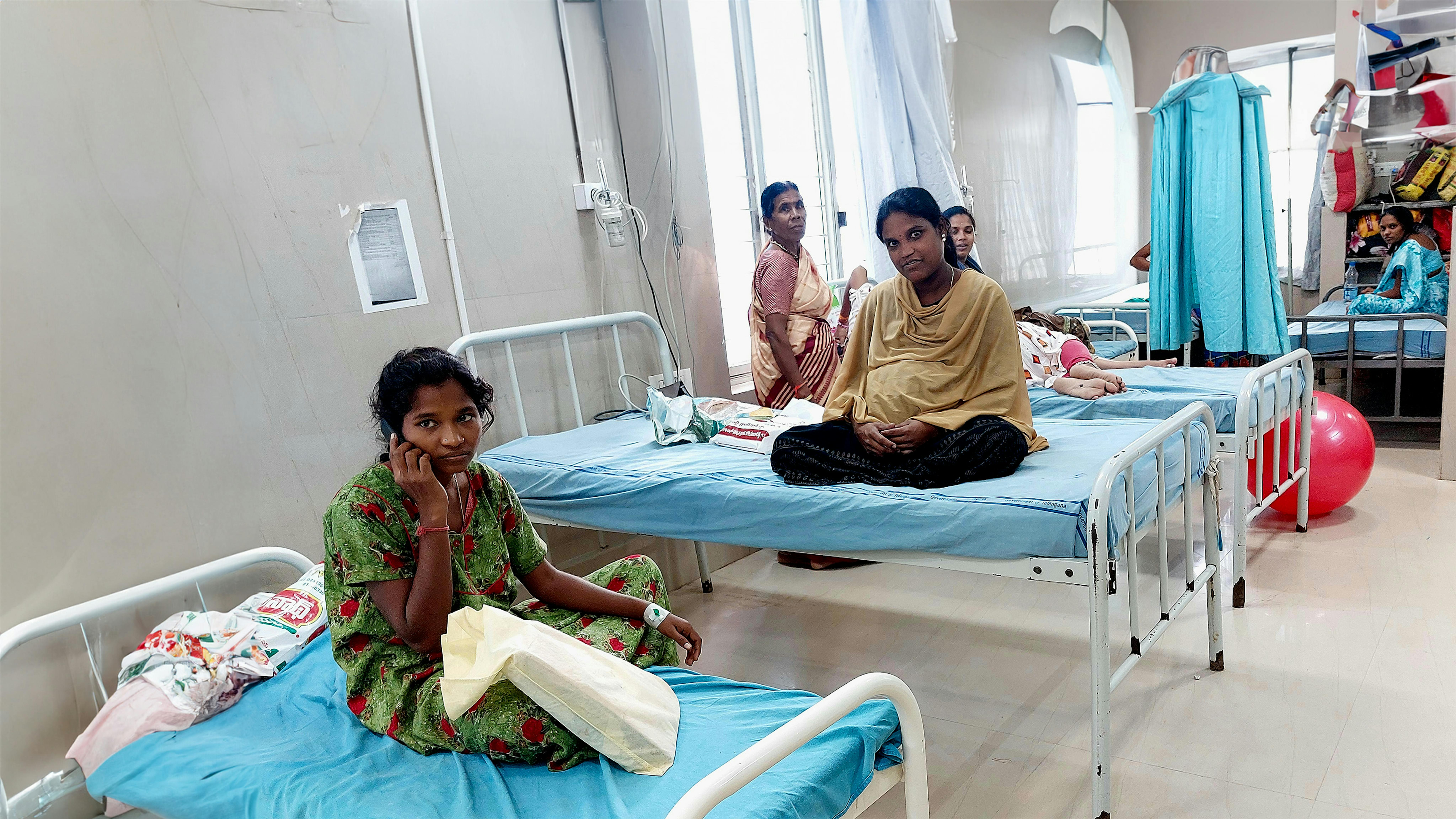 Giovani donne in gravidanza al reparto maternità del Sangareddy Discrict Hospital, nello stato indiano del Telangana.