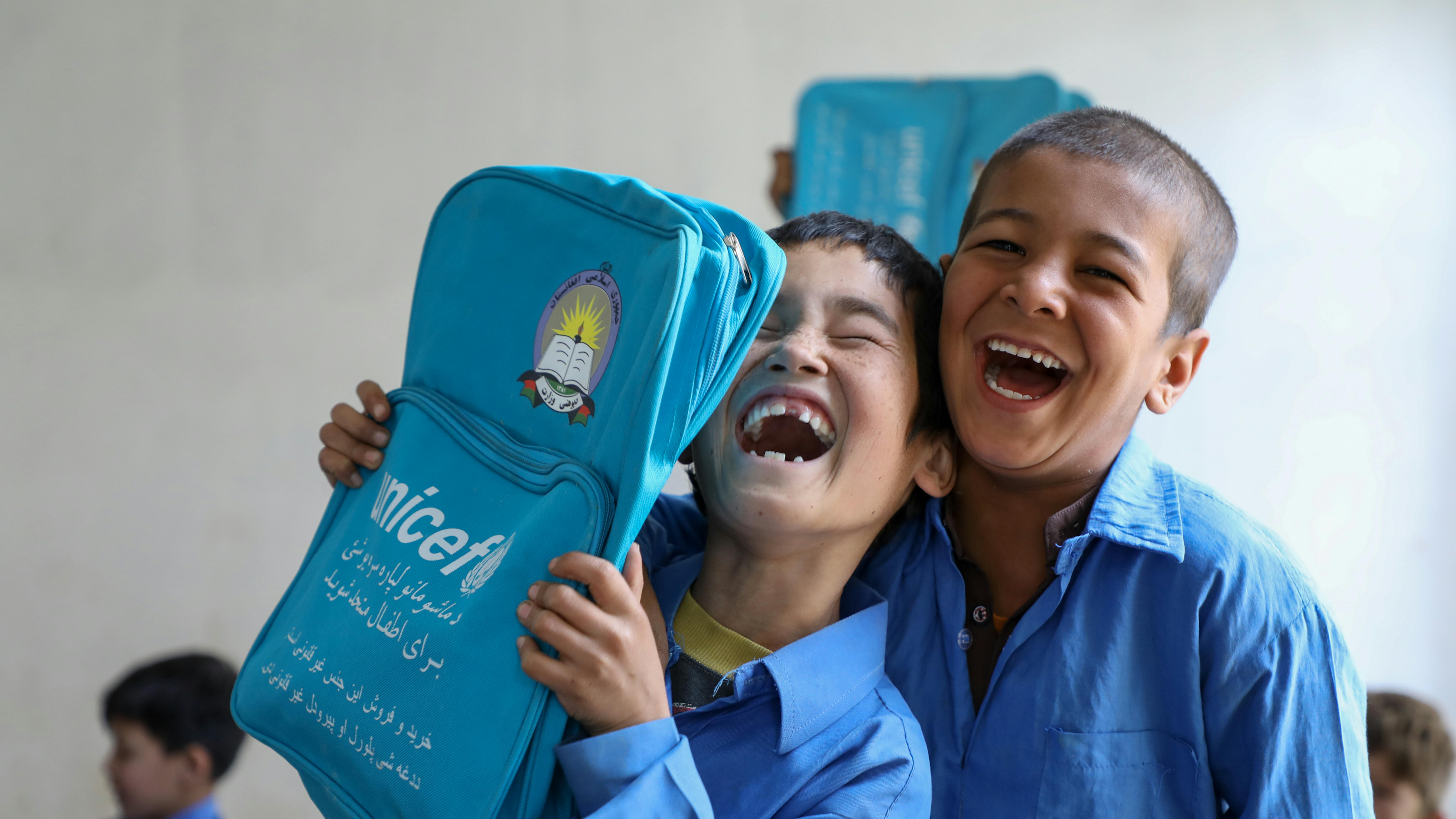 Afghanistan - A Mazar, la comunità di U-Reporter e l'UNICEF hanno condiviso zaini pieni di provviste con una delle scuole non privilegiate.