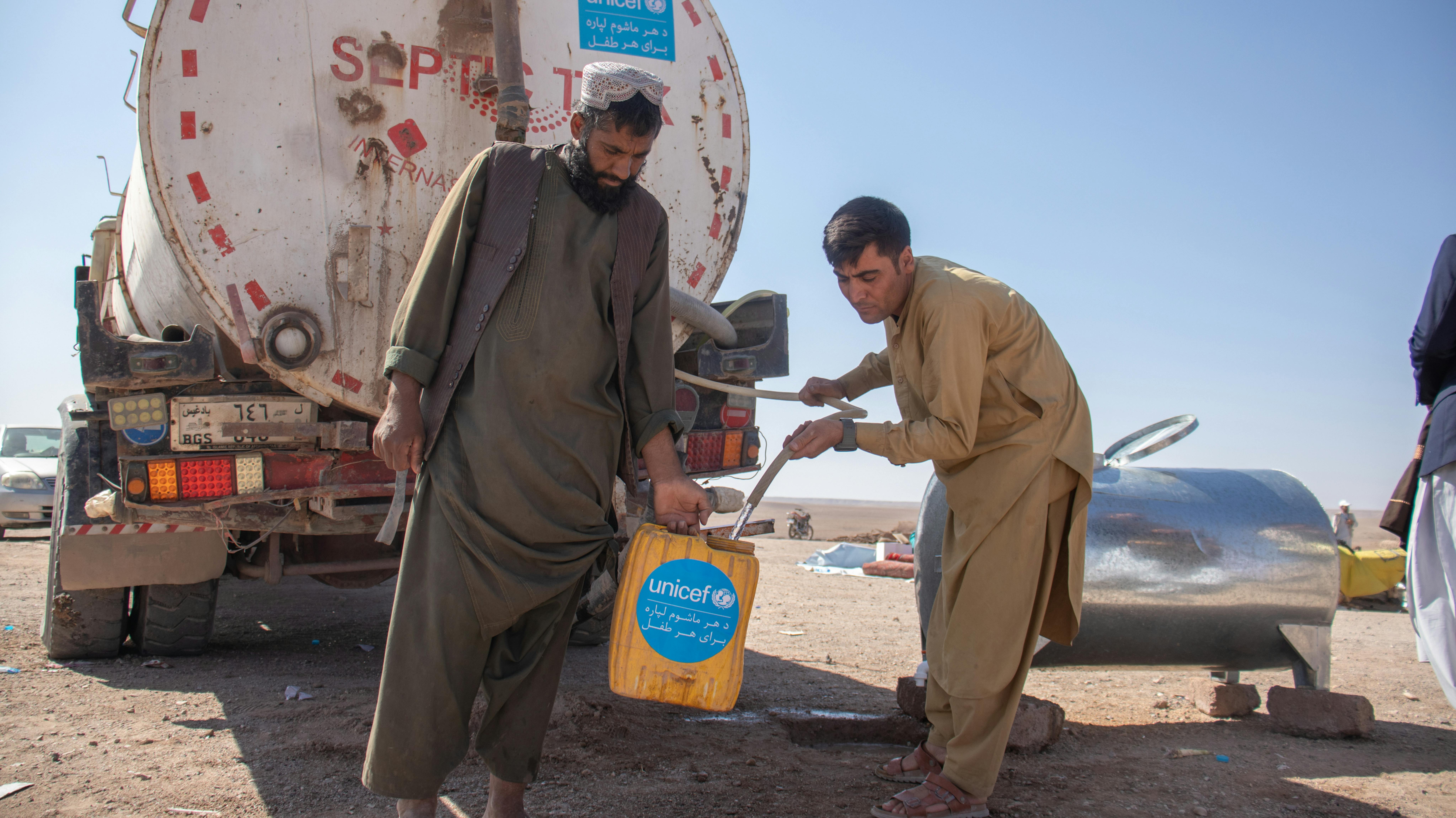 Afghanistan - i residenti del distretto di Zinda Jan si riuniscono presso il camion dell'UNICEF per raccogliere acqua pulita e sicura per bere, lavarsi, cucinare e altro ancora