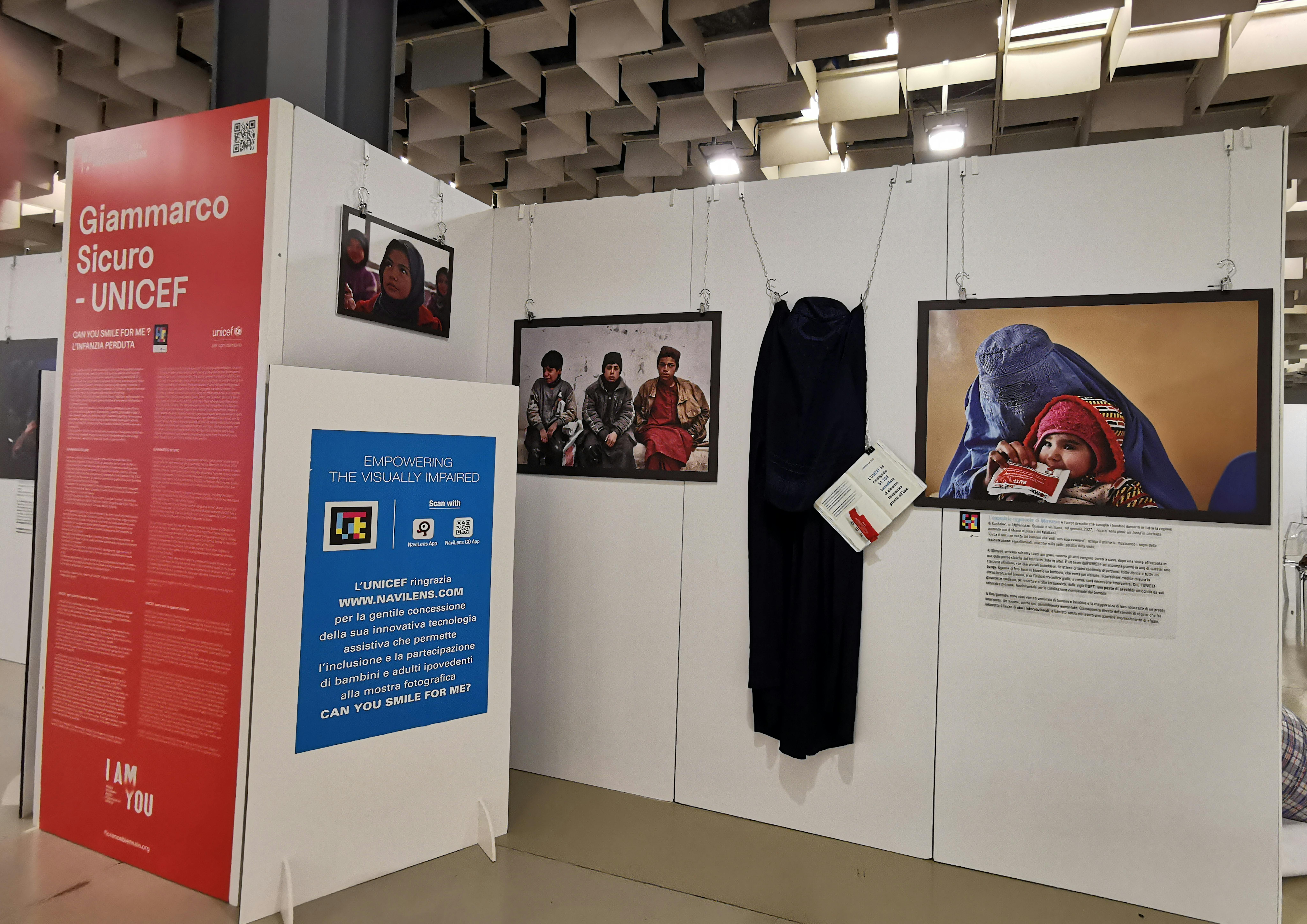 Foto mostra fotografica biennale firenze, bambini ritratti e oggetti provenienti dall'Afghanistan